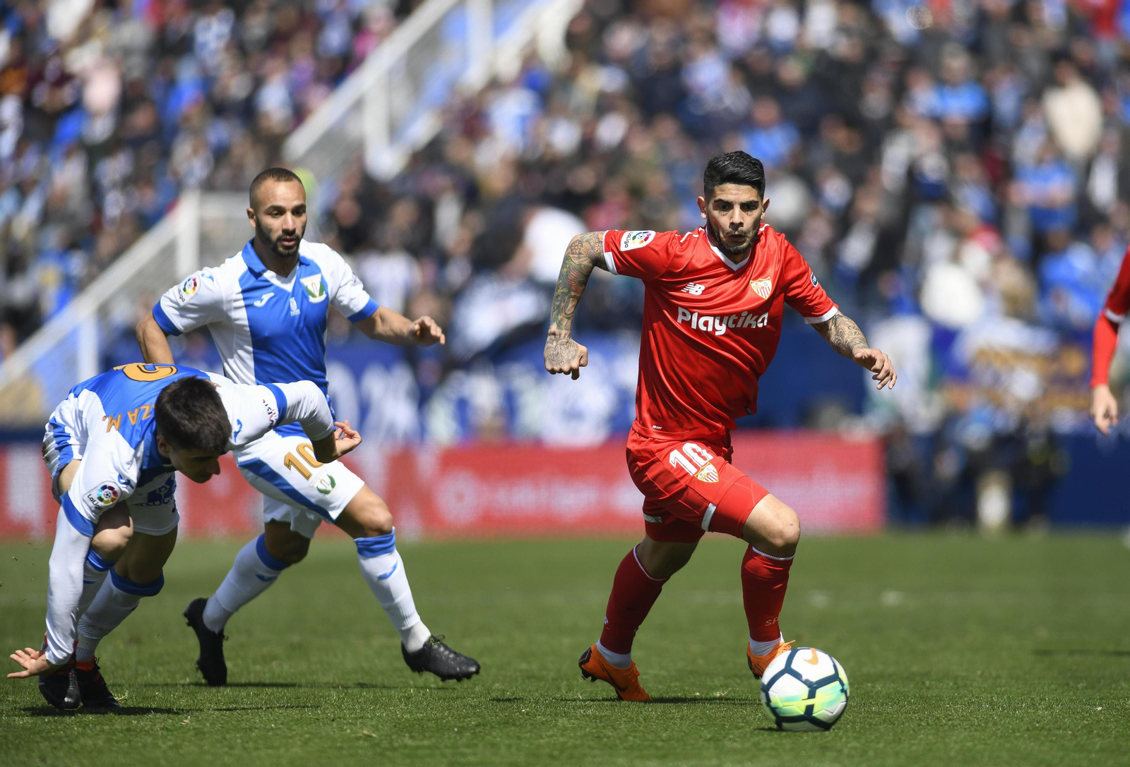 Banega conduce el balón, perseguido por los jugadores del Leganés.