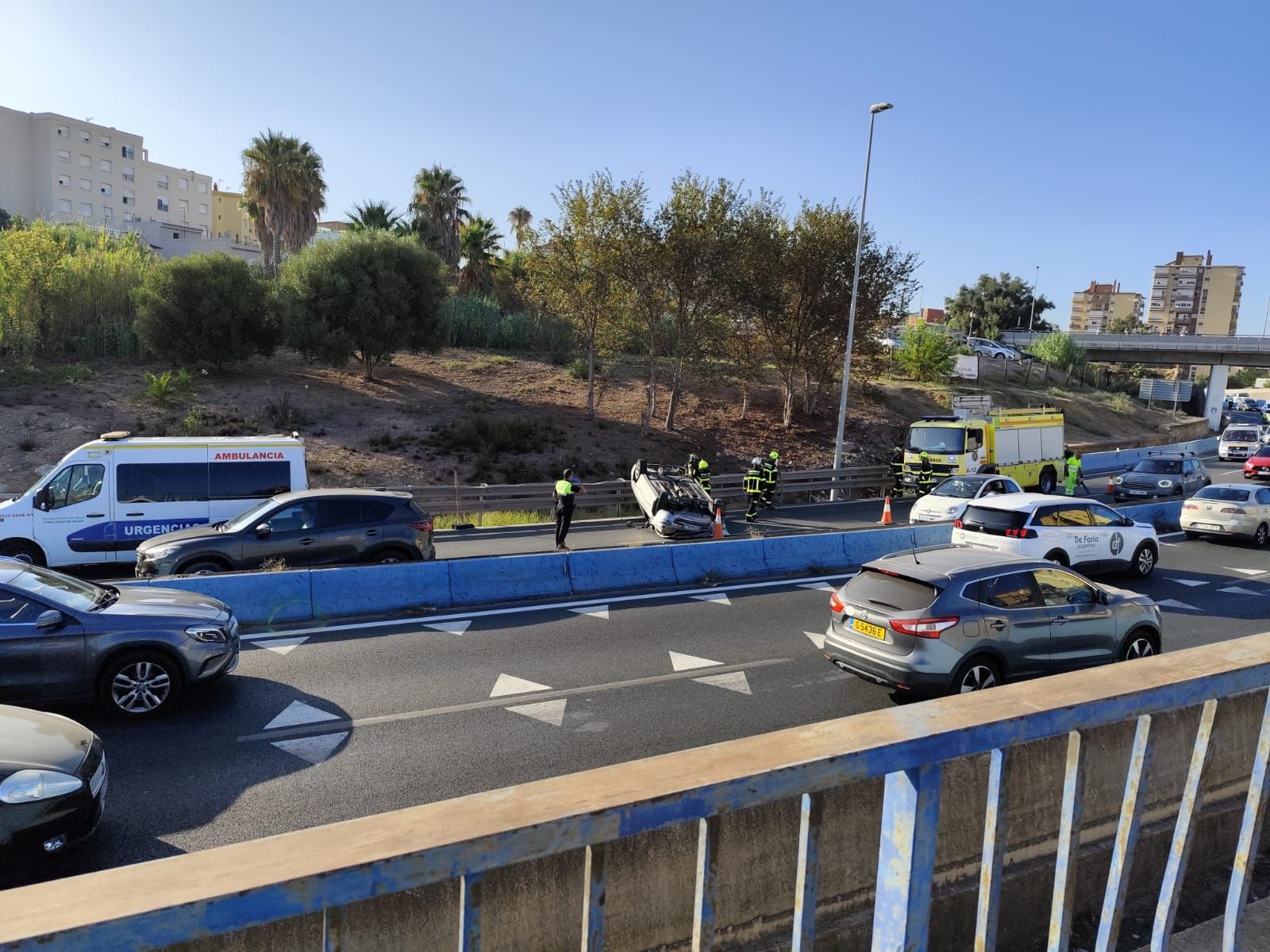 El vehículo volcado en la A-7.