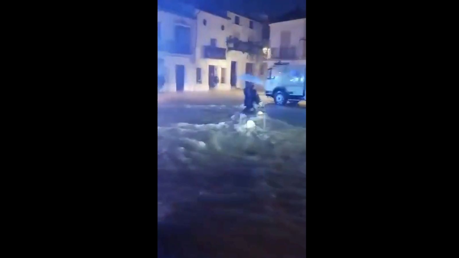 El suelo de Grazalema colapsa de agua y las calles se convierten en un río