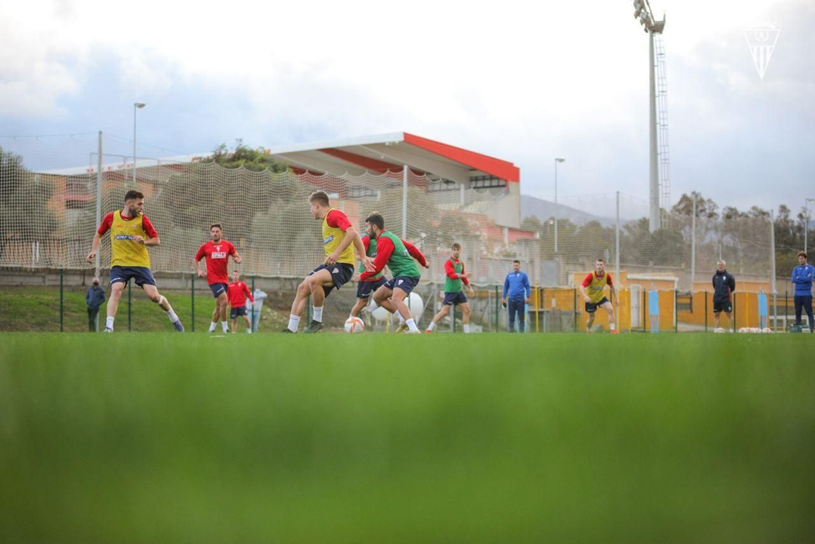 Los jugadores del Algeciras, en el entrenamiento de este lunes.