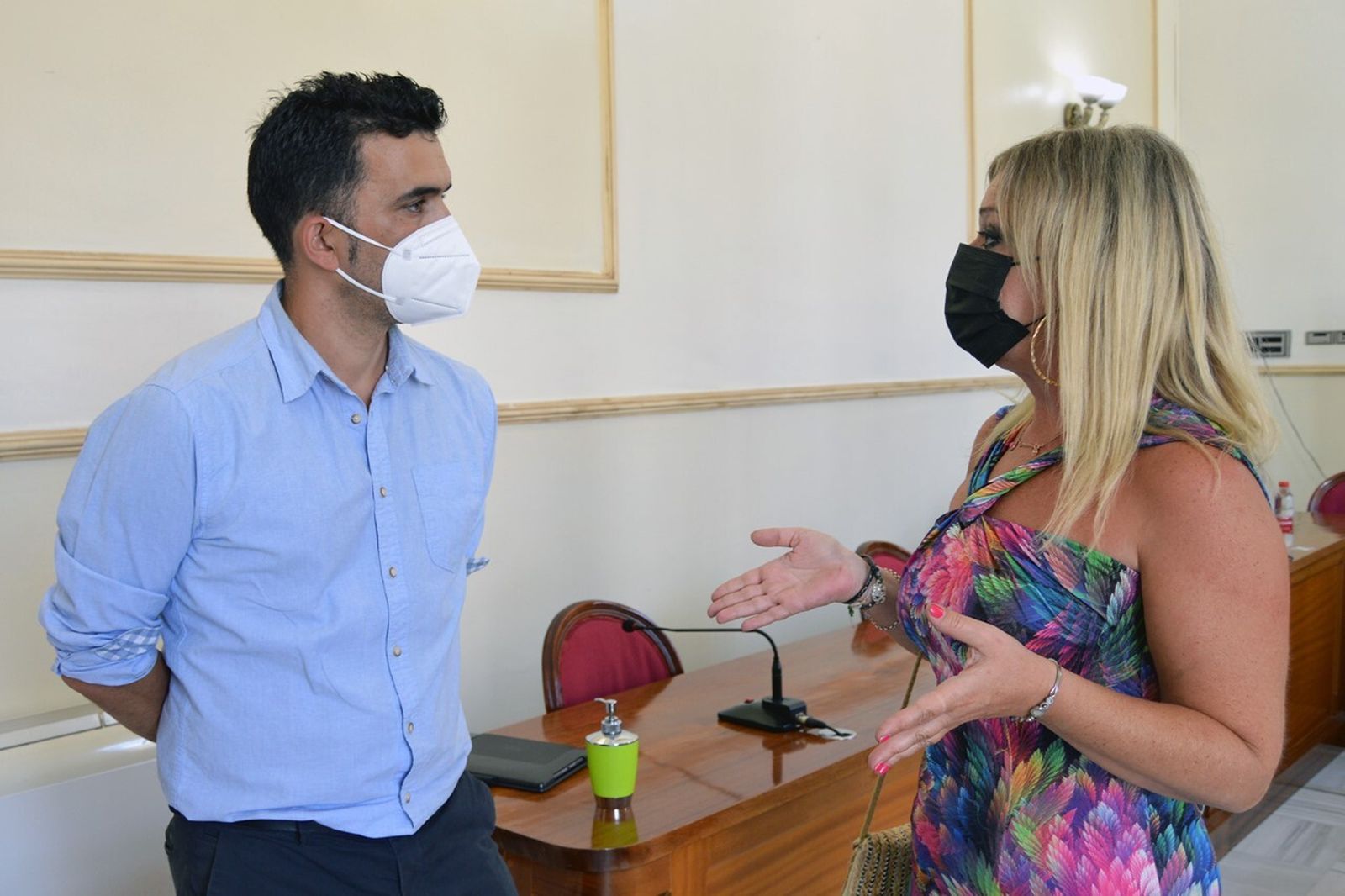 La alcaldesa Rocío Cárdenas conversando con el director del complejo de Ence en Huelva, Diego Lamela.