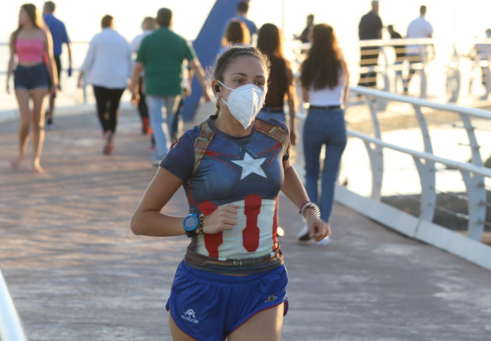 Runners y ciclistas salen al atardecer, en fotos