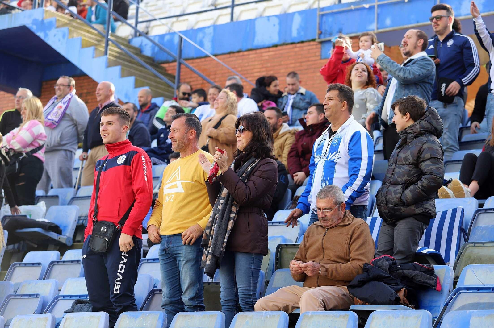 Imágenes del ambiente en las gradas del Nuevo Colombino durante el Recre-Vélez