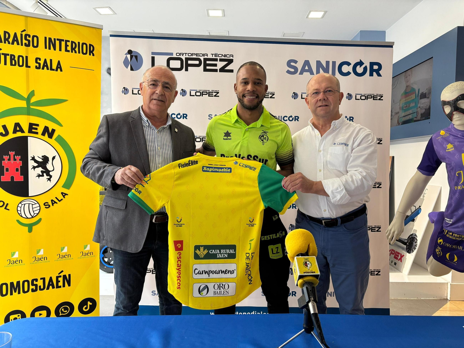 Carlos Sanz, junto a Germán Aguayo y José Luis López, en el acto de presentación.