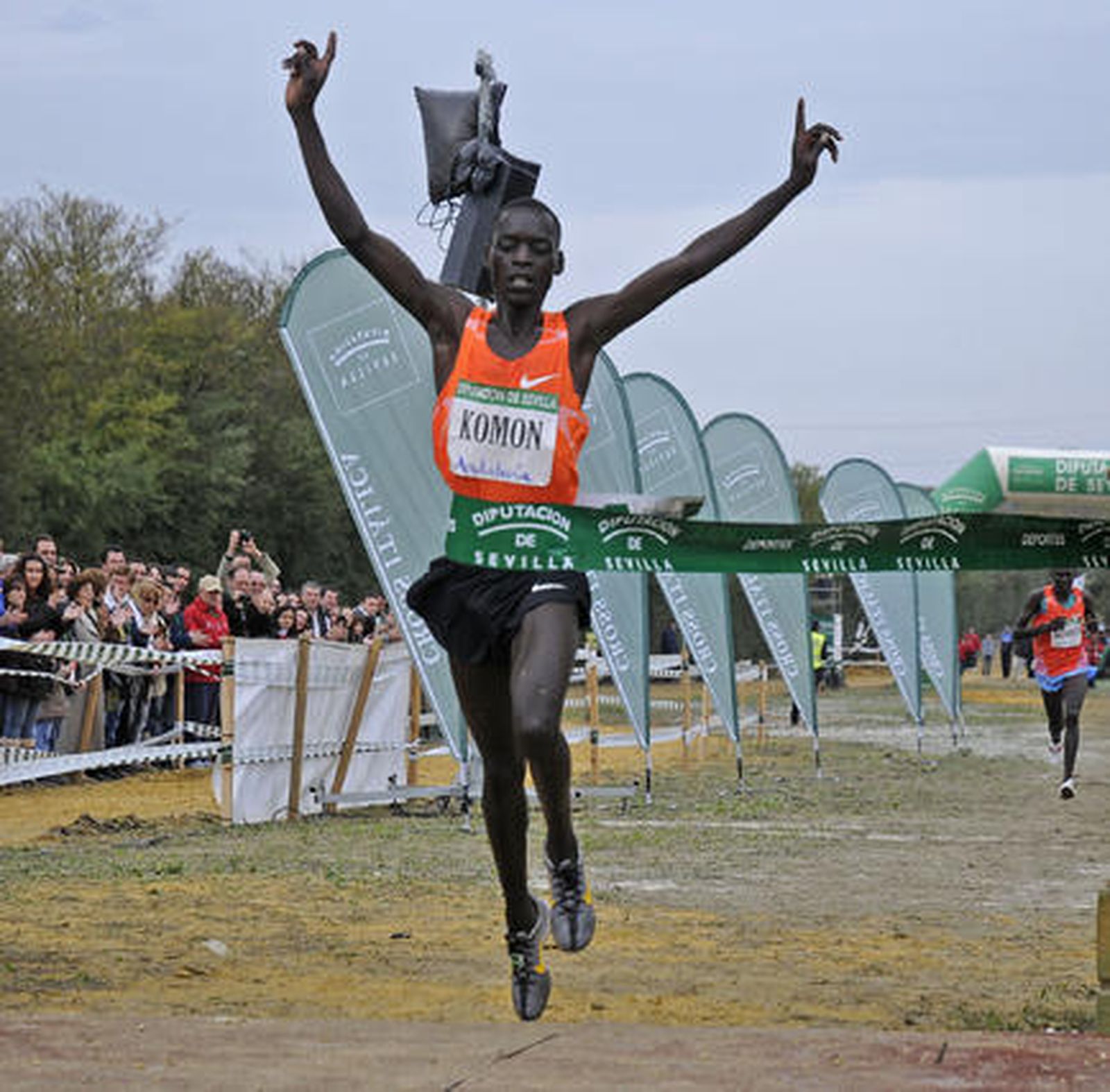 El keniano Komon se proclama vencedor de la Cross con 31:14.

Foto: Juan Carlos Vázquez, Julio Muñoz (EFE), Javier Barbancho (Reuters)