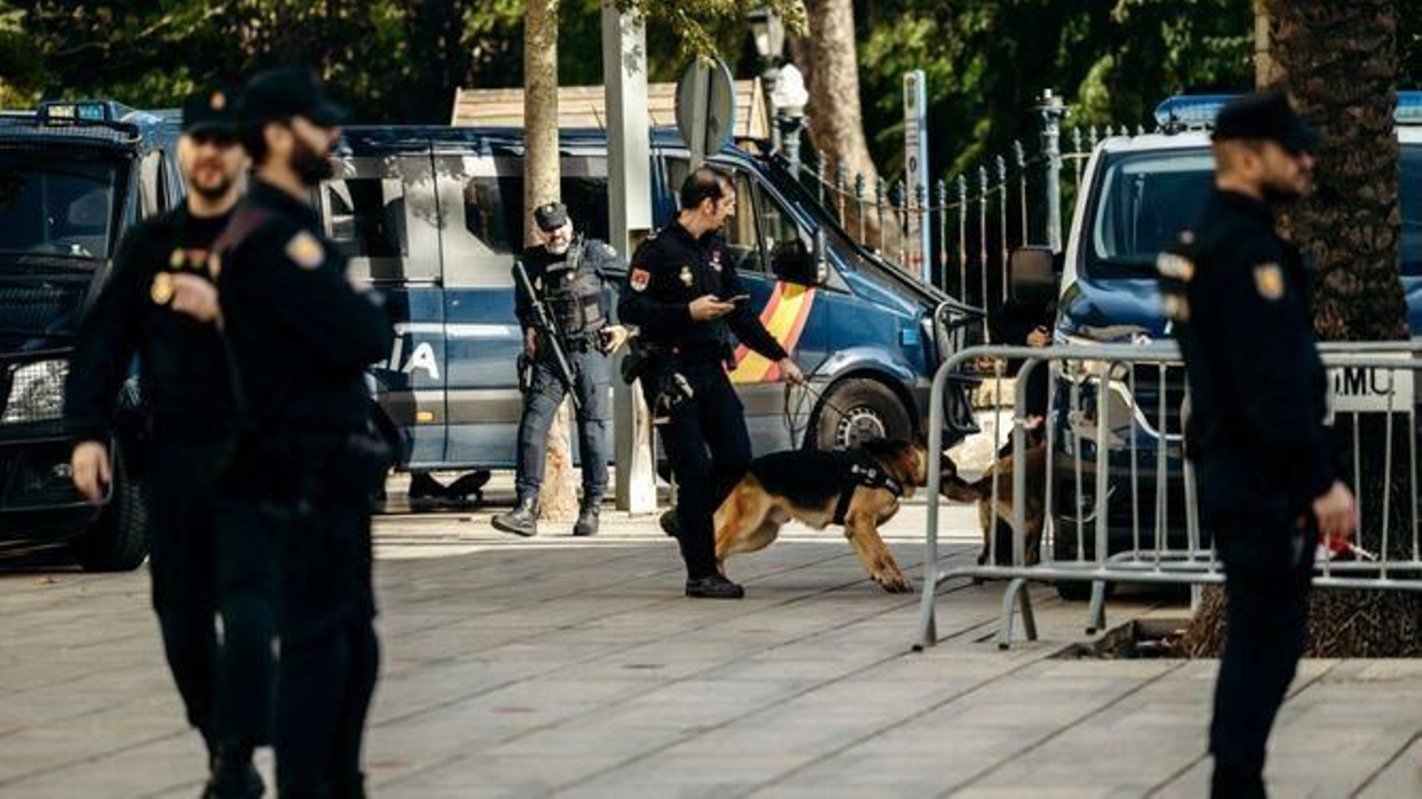 Agentes de la Policía Nacional, durante una cumbre internacional sobre migración celebrada en 2022 en Cádiz