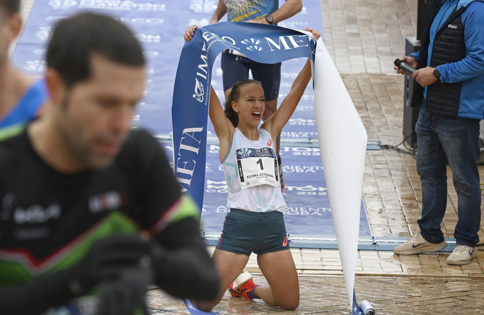 Emoción en la Puerta del Puente: las fotos de la línea de meta en la Media Maratón de Córdoba 2025