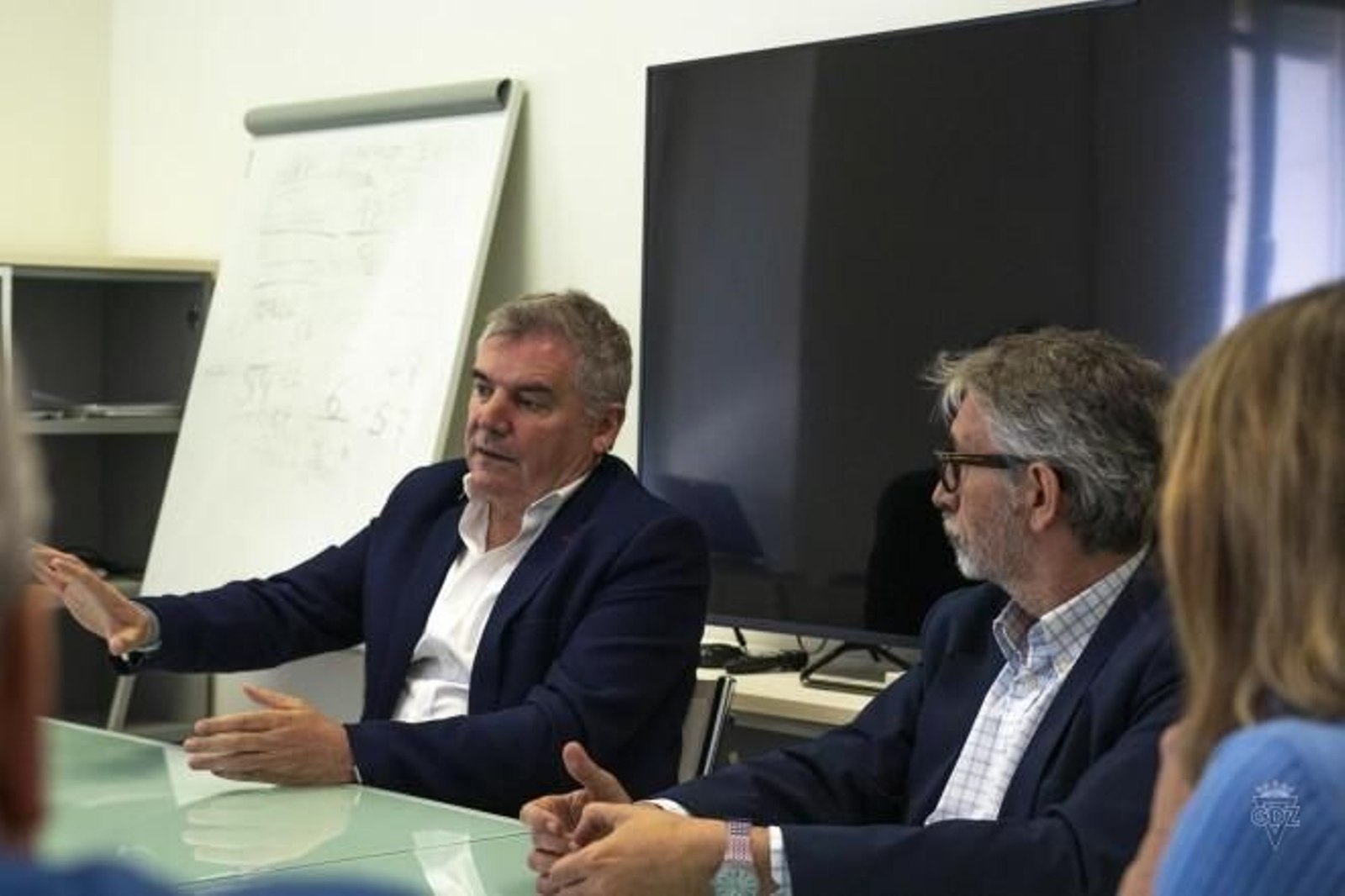 Francisco Piniella atiende a las explicaciones de Manuel Vizcaíno durante la reunión.