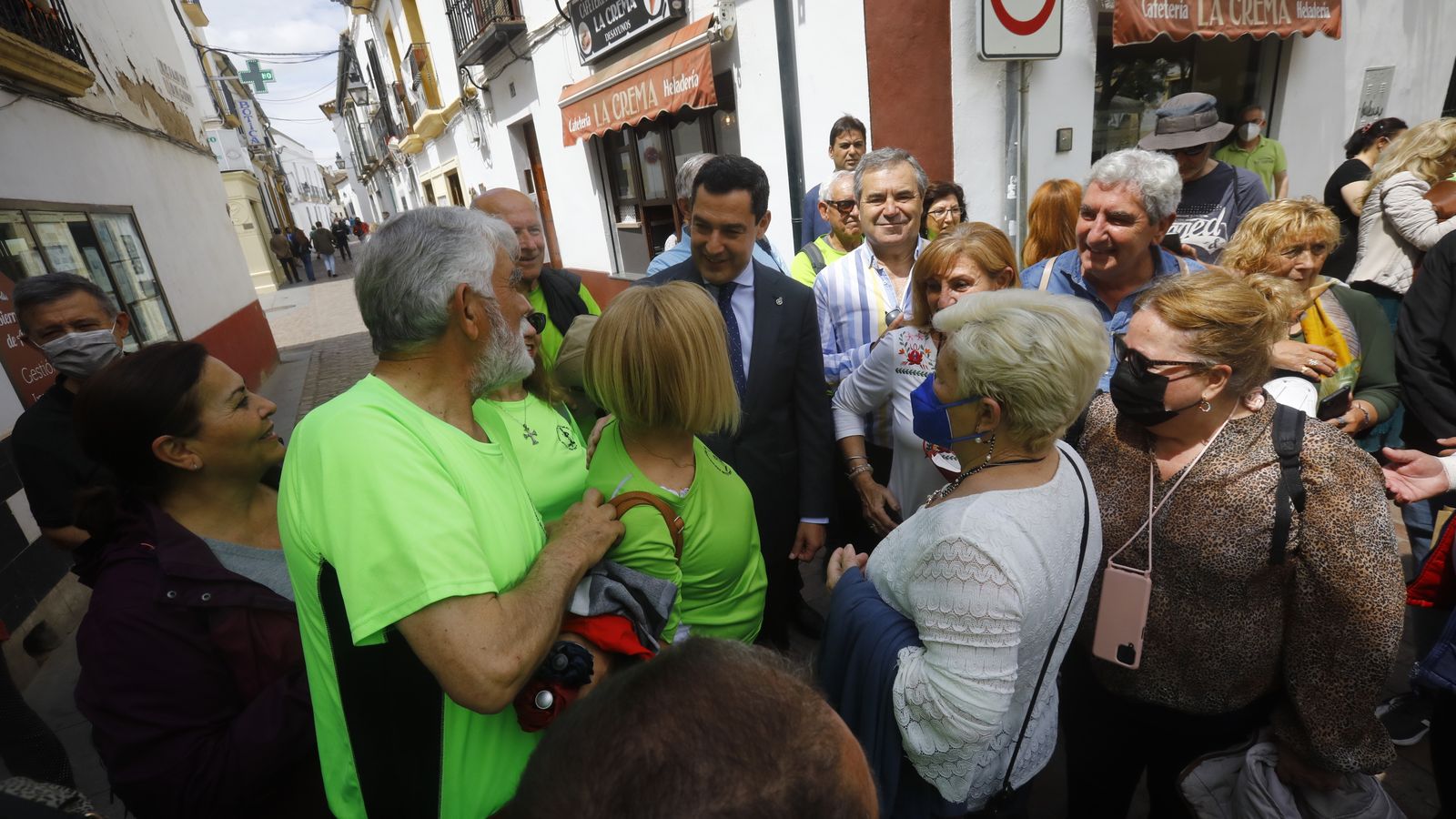 Juanma Moreno con un grupo llegado a los Patios desde Málaga.