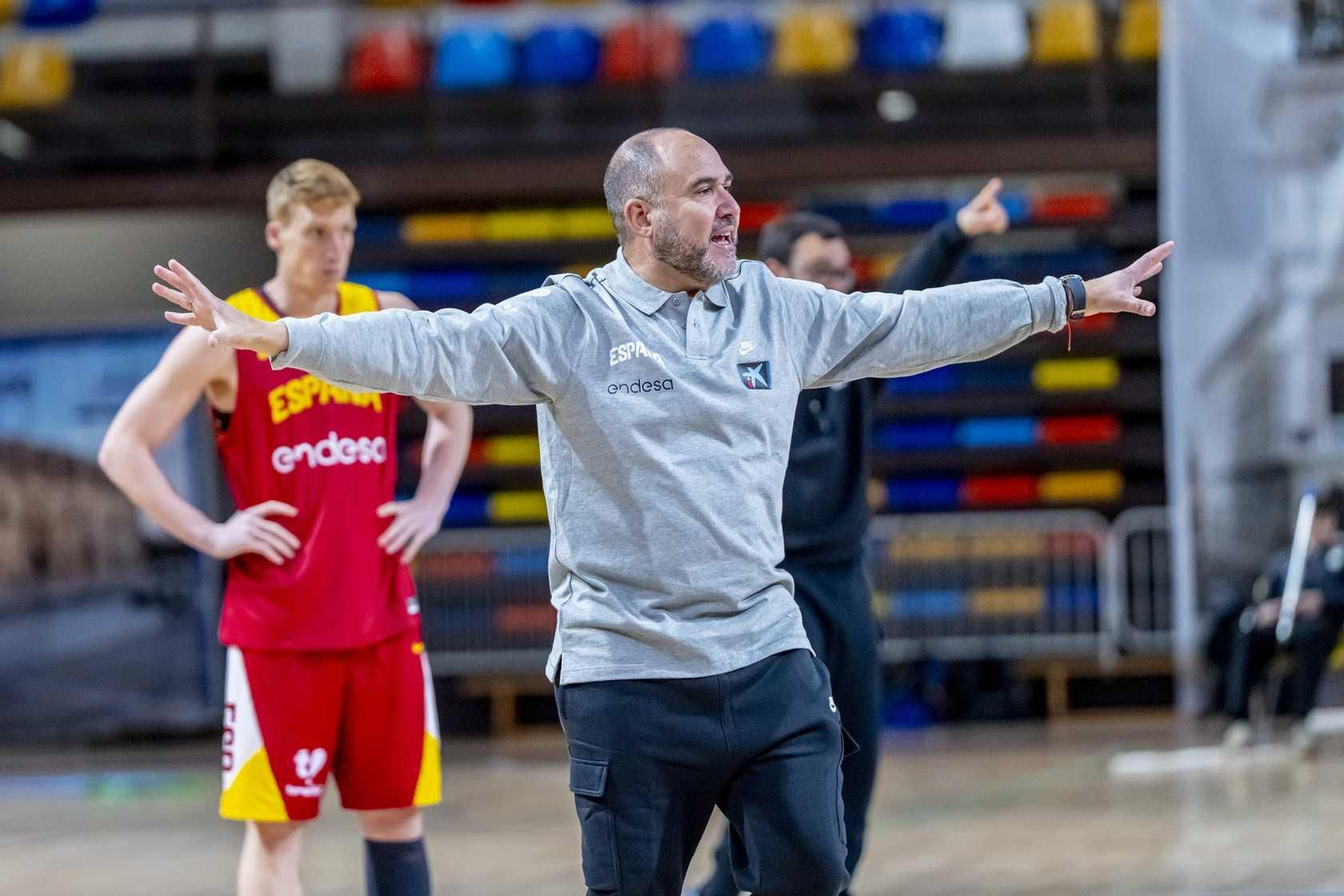 Alberto Díaz, Francis Alonso y Paco Aurioles, en la primera España de Chus Mateo