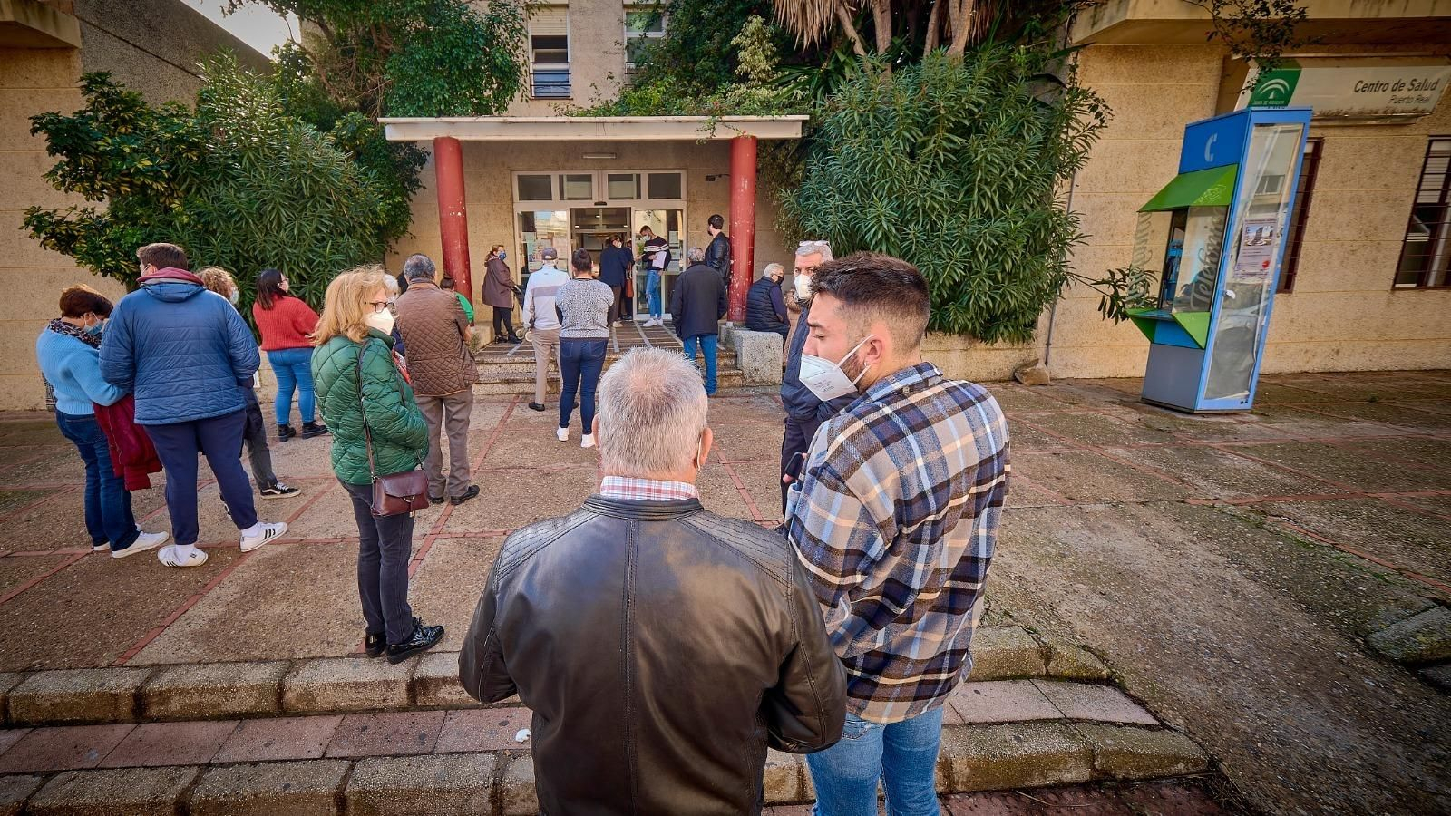 Personas haciendo cola en el centro de salud de Puerto Real.