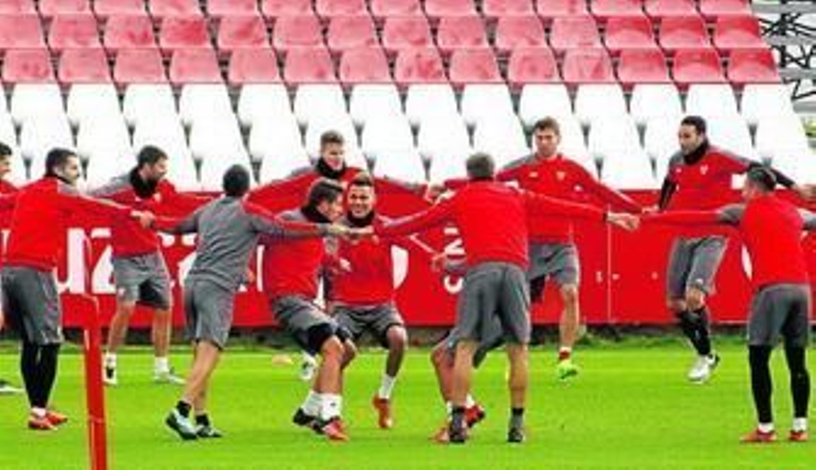 Kolodziejczak y Carriço, que formarán hoy la pareja de centrales, en el centro de un corro durante los ejercicios previos a la sesión táctica de ayer.