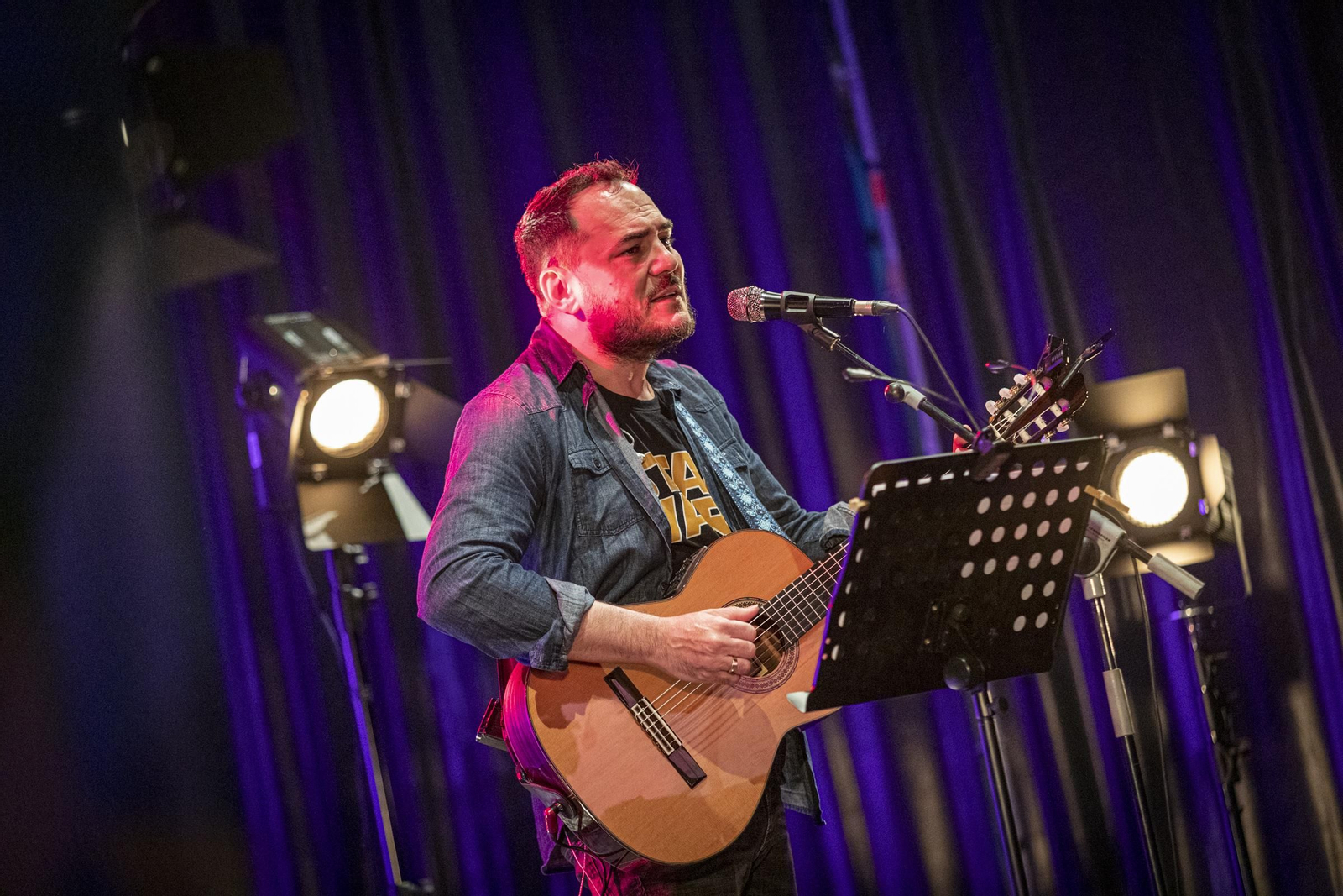 El cantautor  Ismael Serrano, durante el concierto en San Fernando.