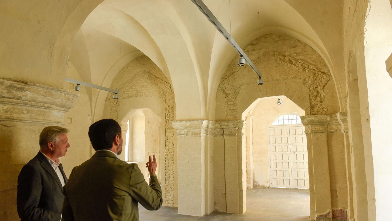 Primo Jurado y Gómez Villa en la Sala Abovedada que se ha recuperado.