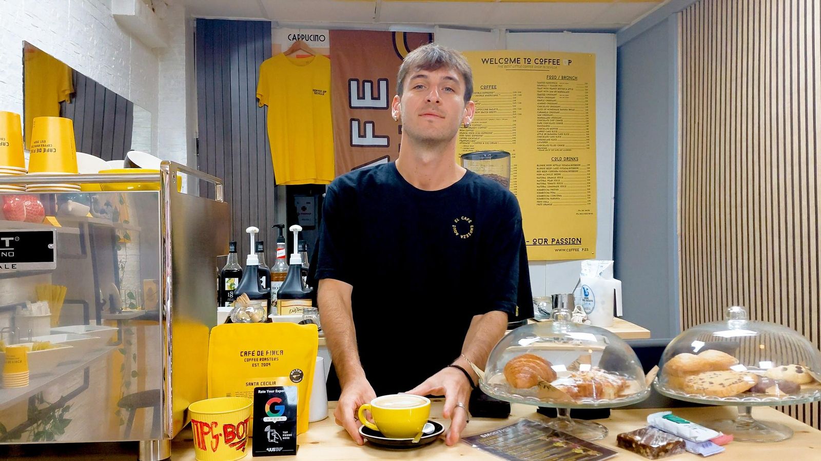 Simone nos muestra sus dotes baristas con un café con leche