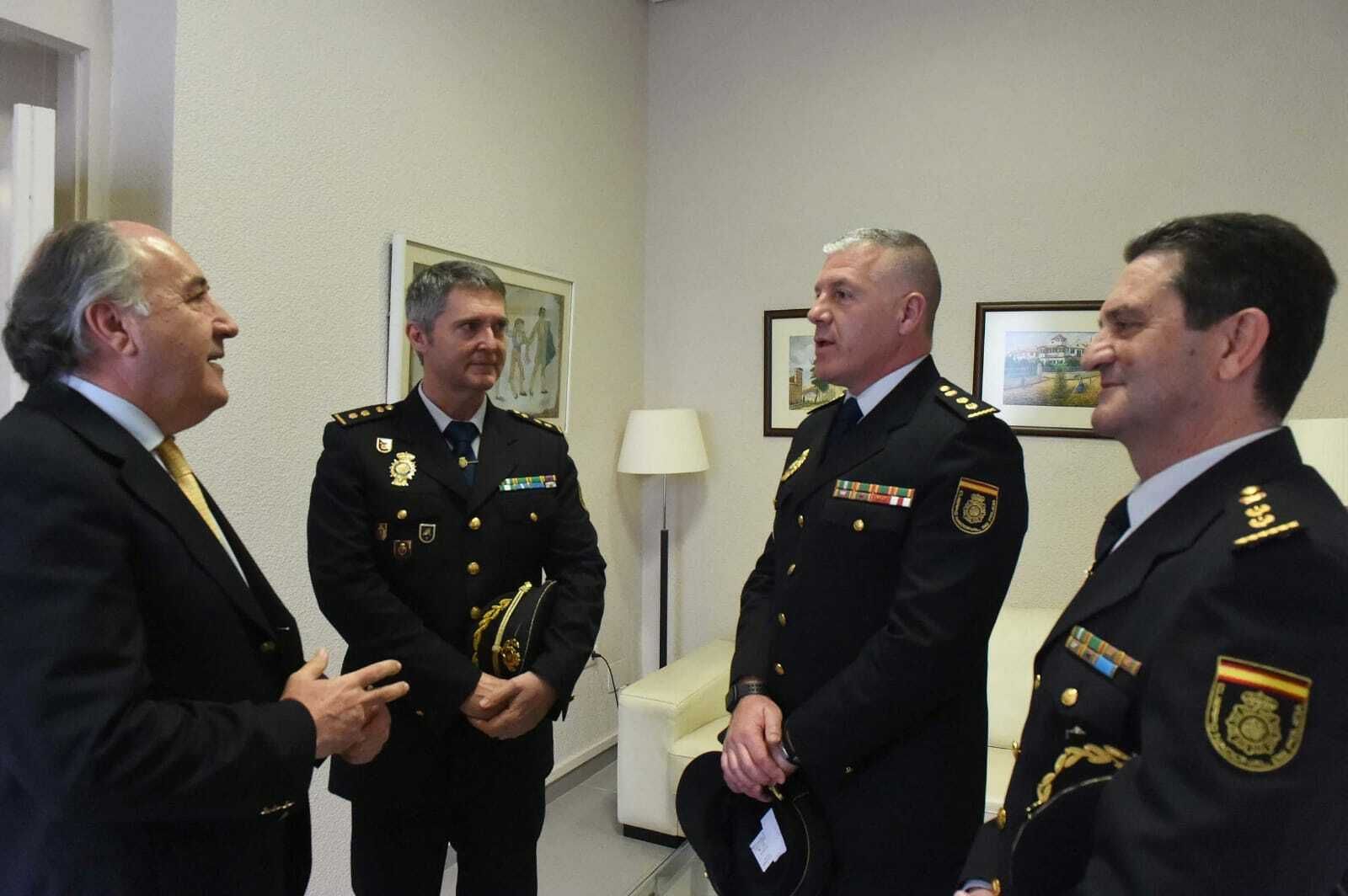 Landaluce y López, con los nuevos comisarios Emilio Collado y Antonio María Delgado.