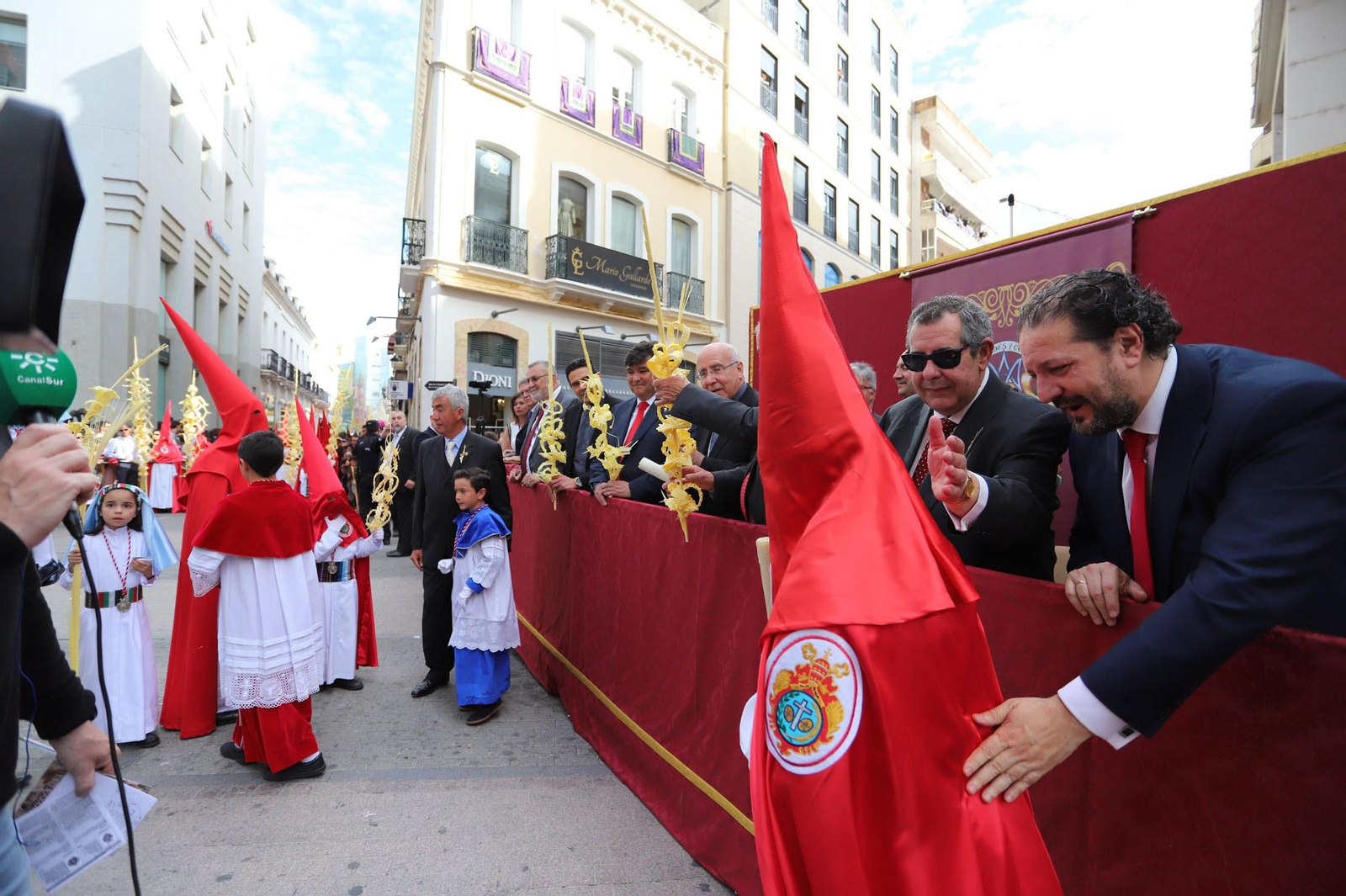 Imágenes del recorrido de la Borriquita  por las calles de Huelva