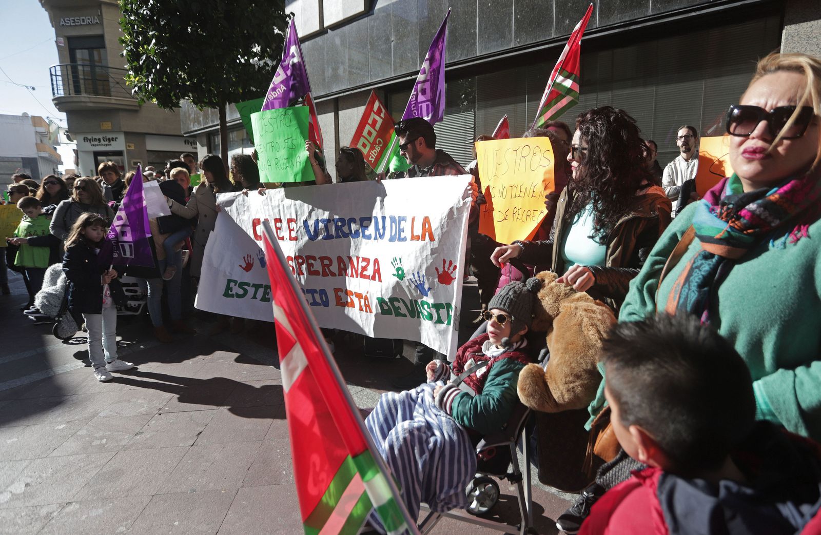 Una de las protestas de los padres del colegio del Virgen de la Esperanza.