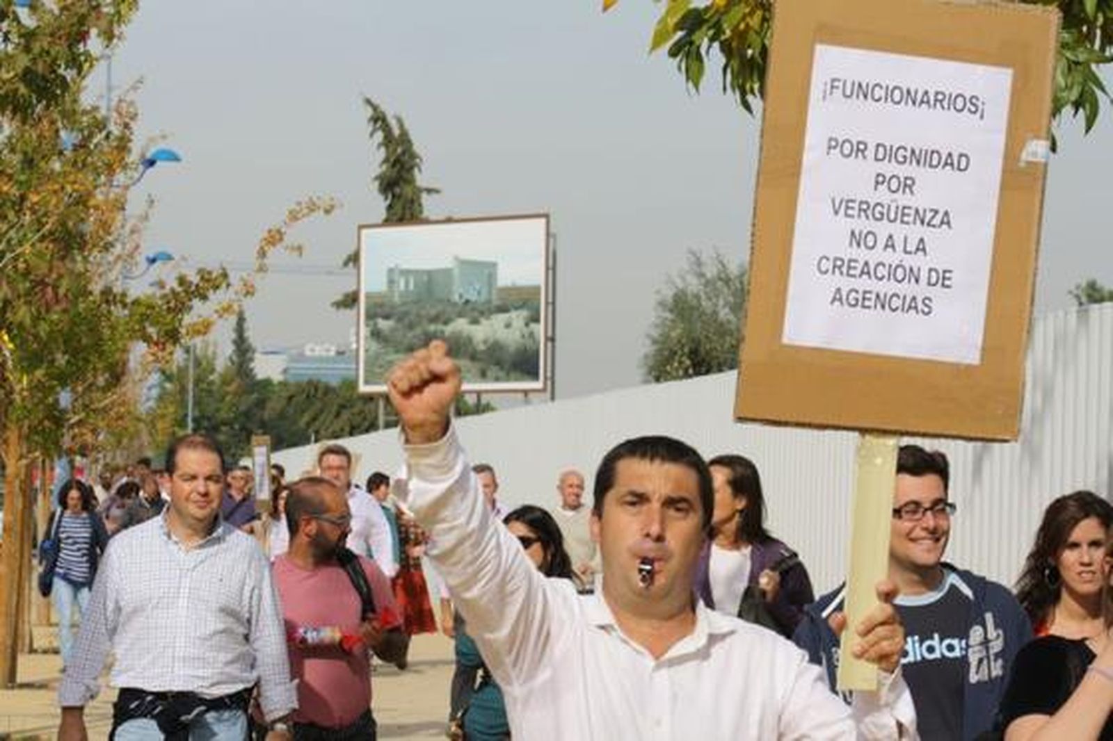 Los funcionarios de la Junta y algunos representantes del CSIF protestan frente a Torretriana.

Foto: Redacci?