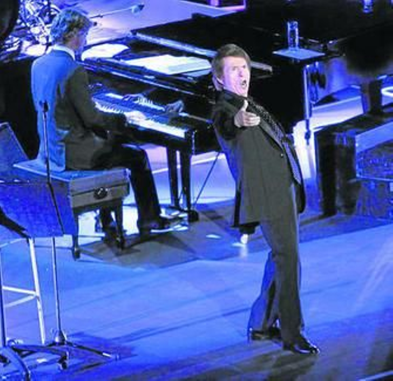 Raphael presumió anoche de repertorio en un recital inolvidable.