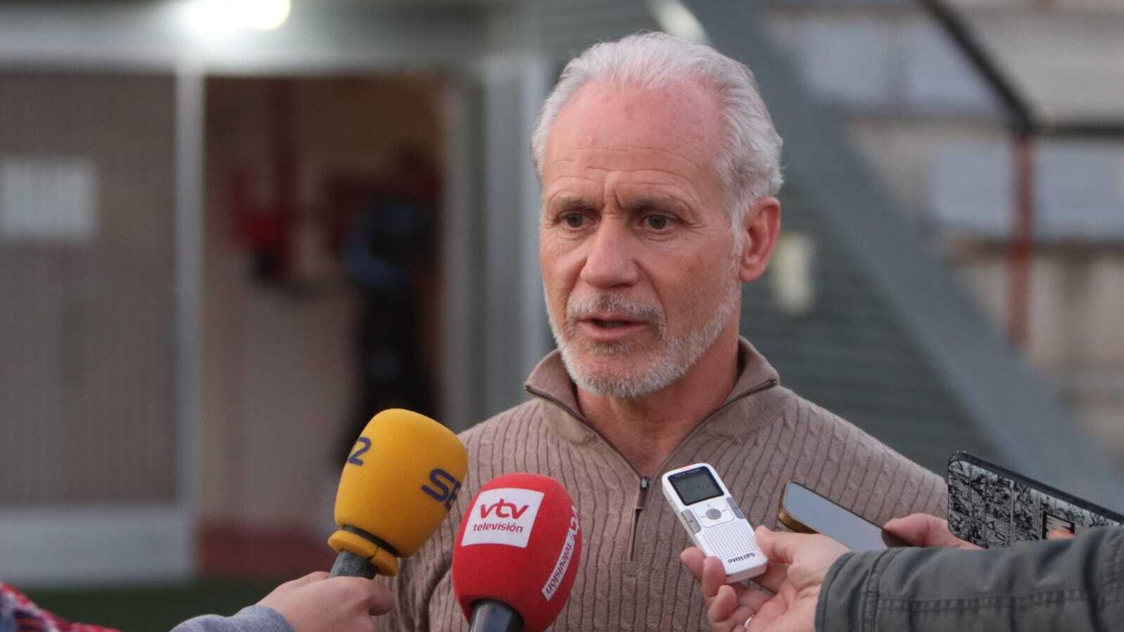 Falete atiende a los medios de comunicación tras un partido del Ciudad de Lucena.