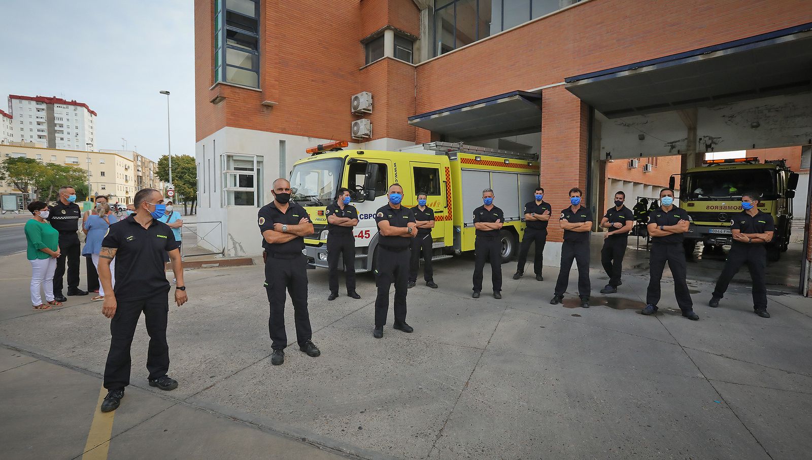 Homenaje sorpresa de bomberos y familiares del sargento 'Dioni' en su última guardia