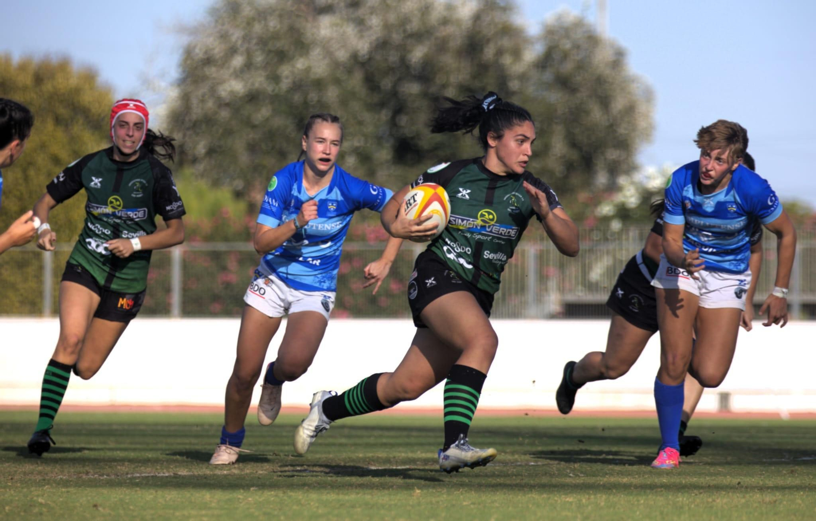 Idaira García avanza con el oval ante la defensa del Cisneros.