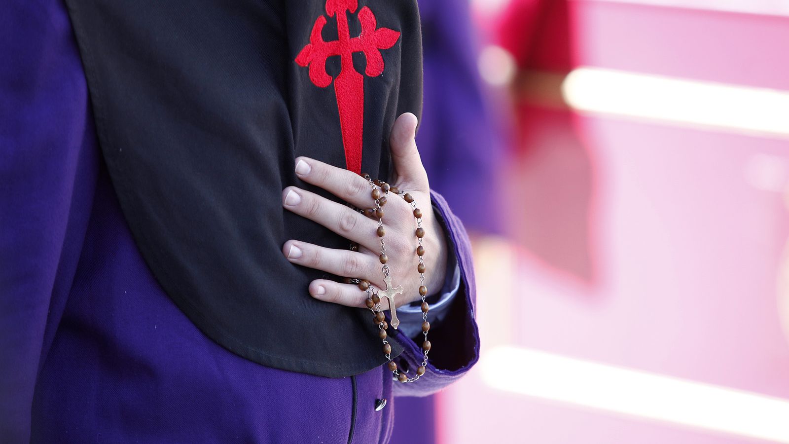 Un rosario, en las manos de un nazareno.