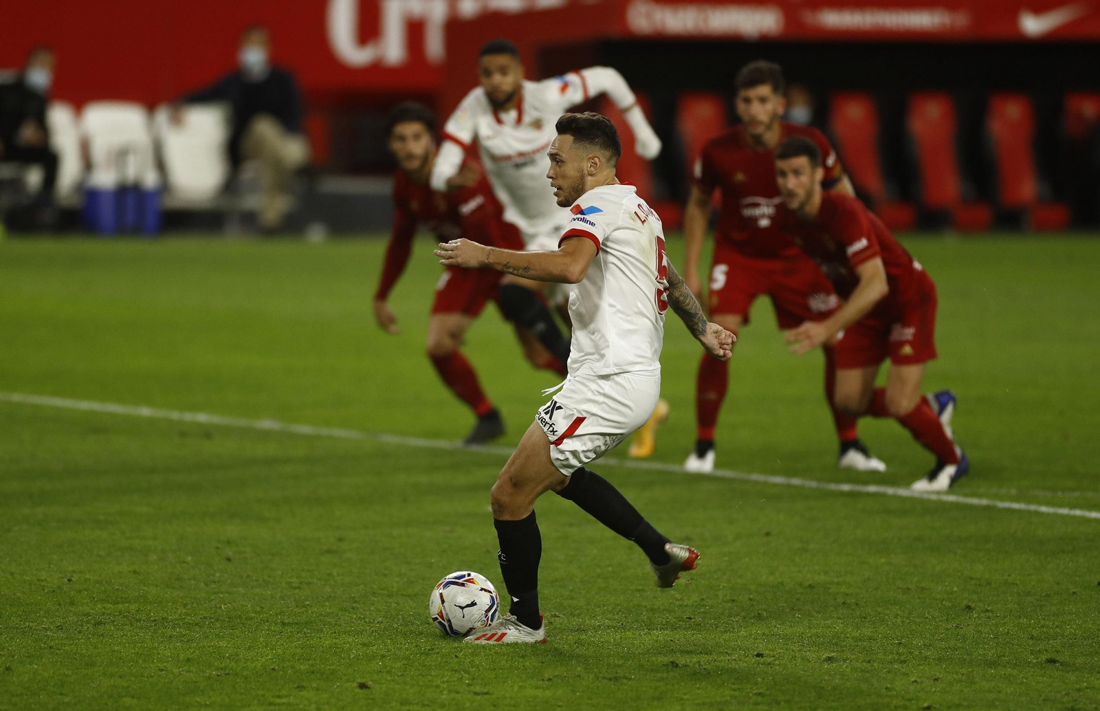 Ocampos golpea el balón en el gol decisivo del Sevilla.