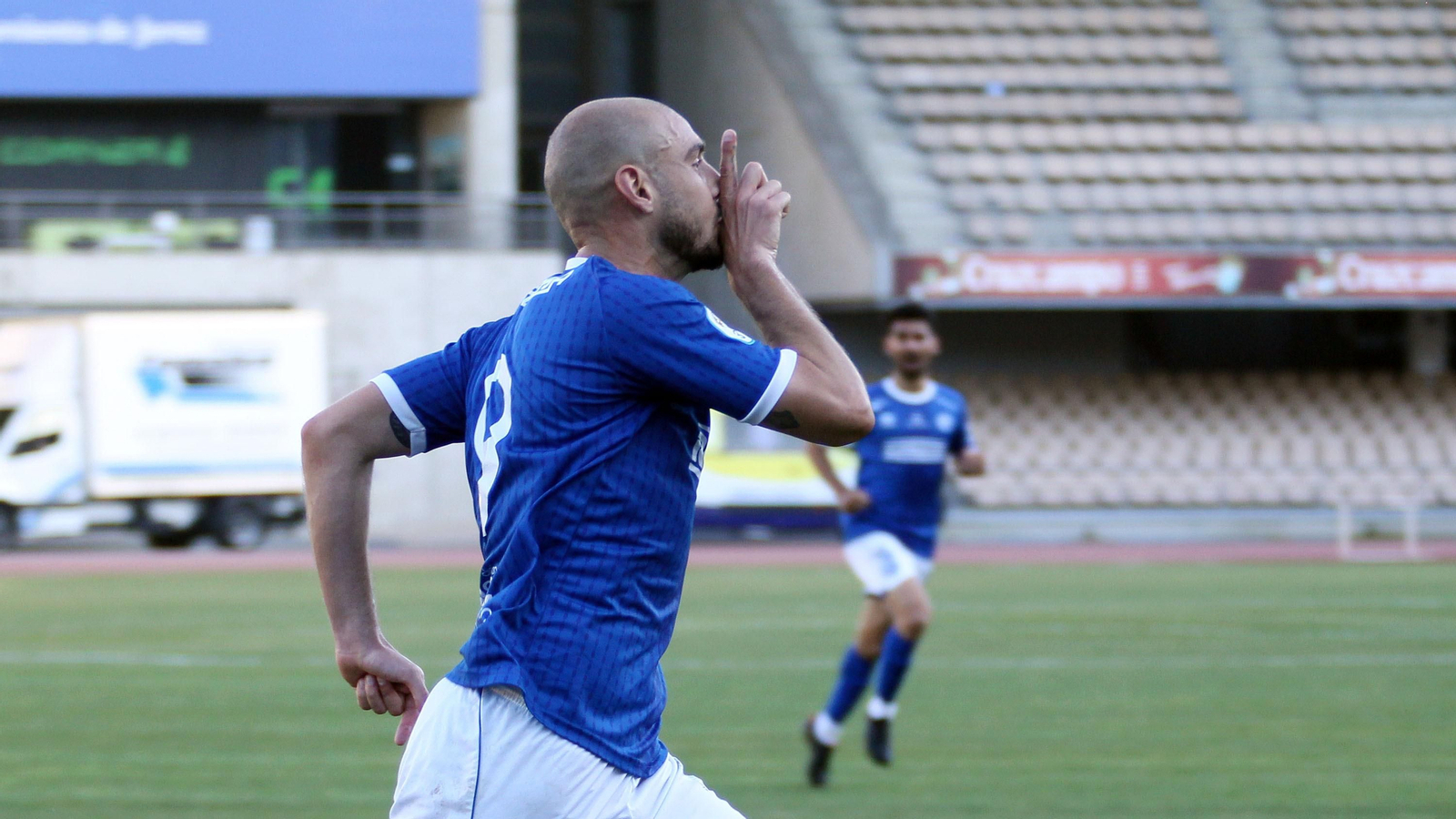 Antonio Sánchez celebra su gol al Salerm Puente Genil en Chapín en la fase de ascenso. Antonio Sánchez celebra su gol al Salerm Puente Genil en Chapín en la fase de ascenso.