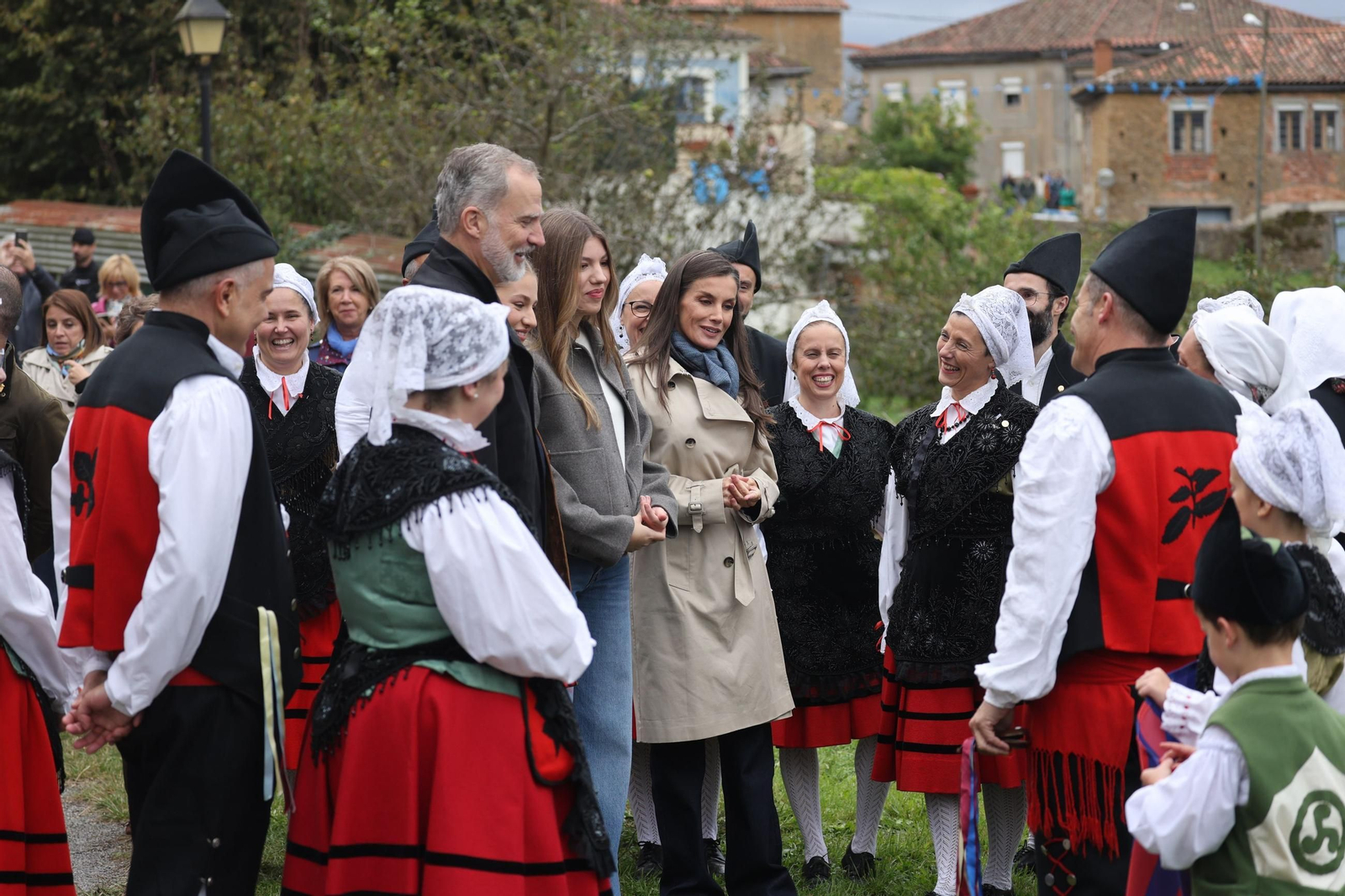 La Familia Real conversa con los vecinos de la localidad de Valdesoto, Pueblo Ejemplar de Asturias de 2025.