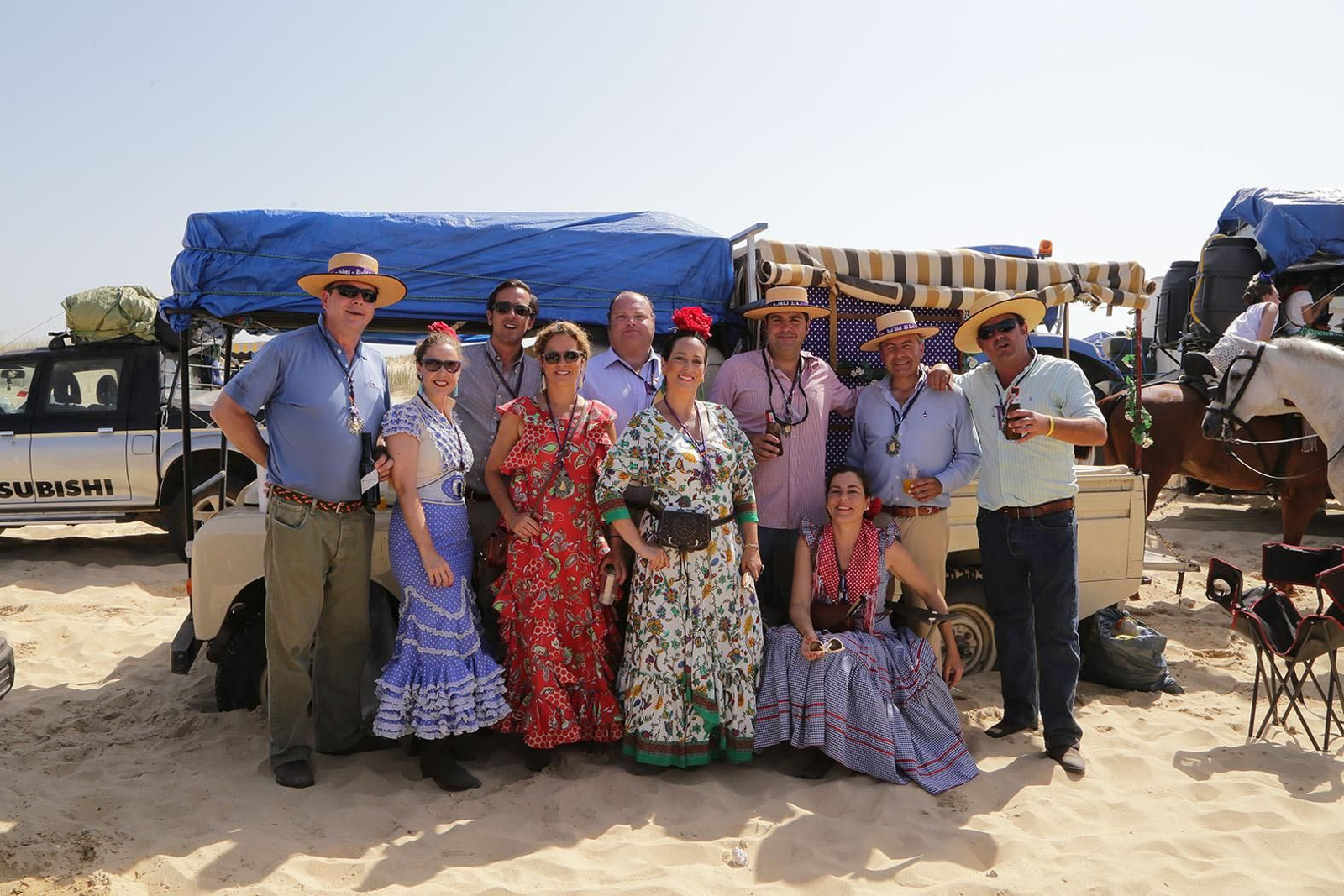 El grupo de rocieros de la peña 'Los Apretaos' tras acabar la Eucaristía el pasado viernes en el Cerro de los Ánsares.