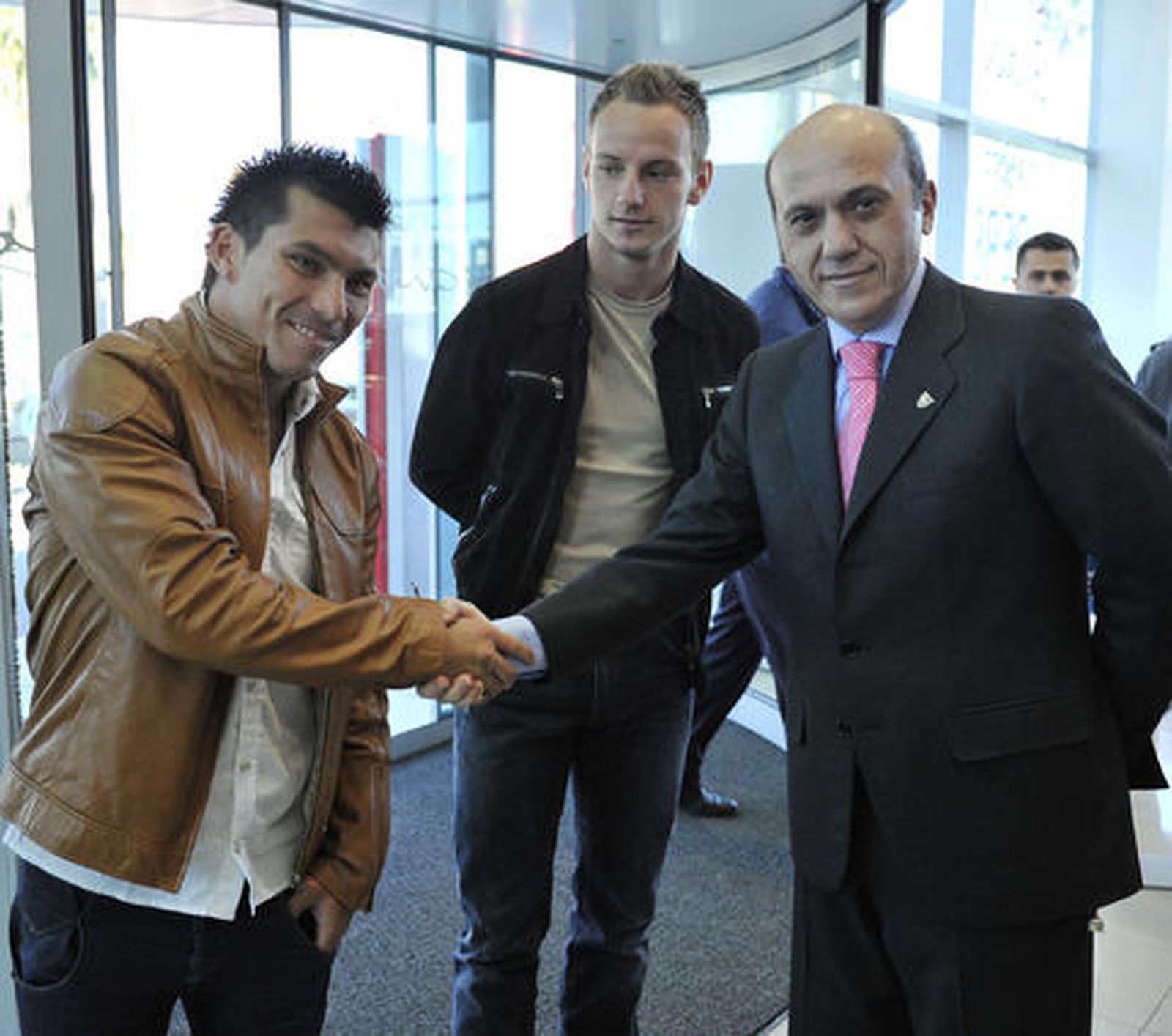 El presidente del Sevilla, José María del Nido, junto a los dos nuevos fichajes del club Ivan Rakitic y Gary Medel.

Foto: Juan Carlos Vázquez