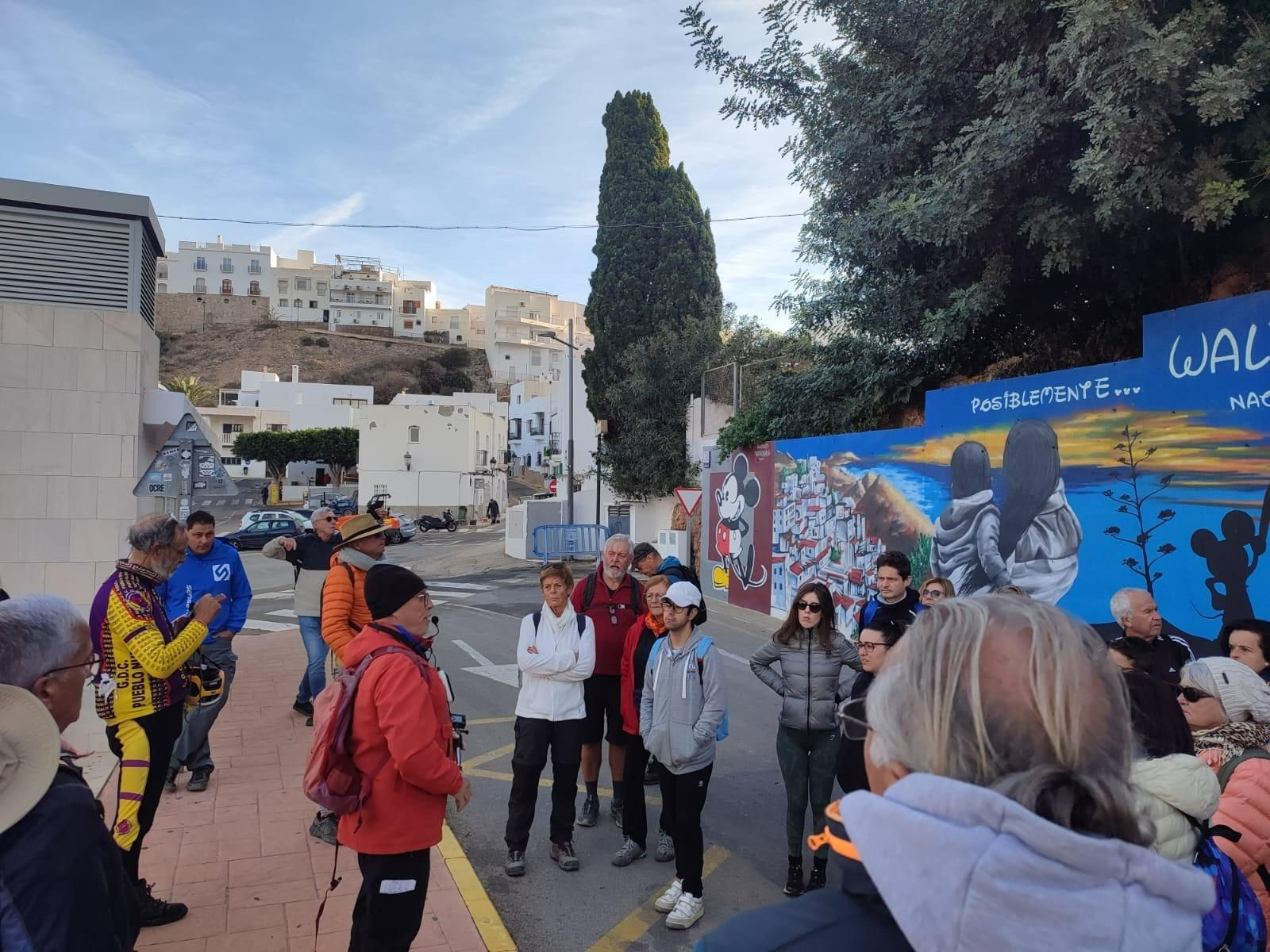 El guía explica a los participantes de la edición pasada sobre la ruta “De un pasado al presente” de Mojácar.