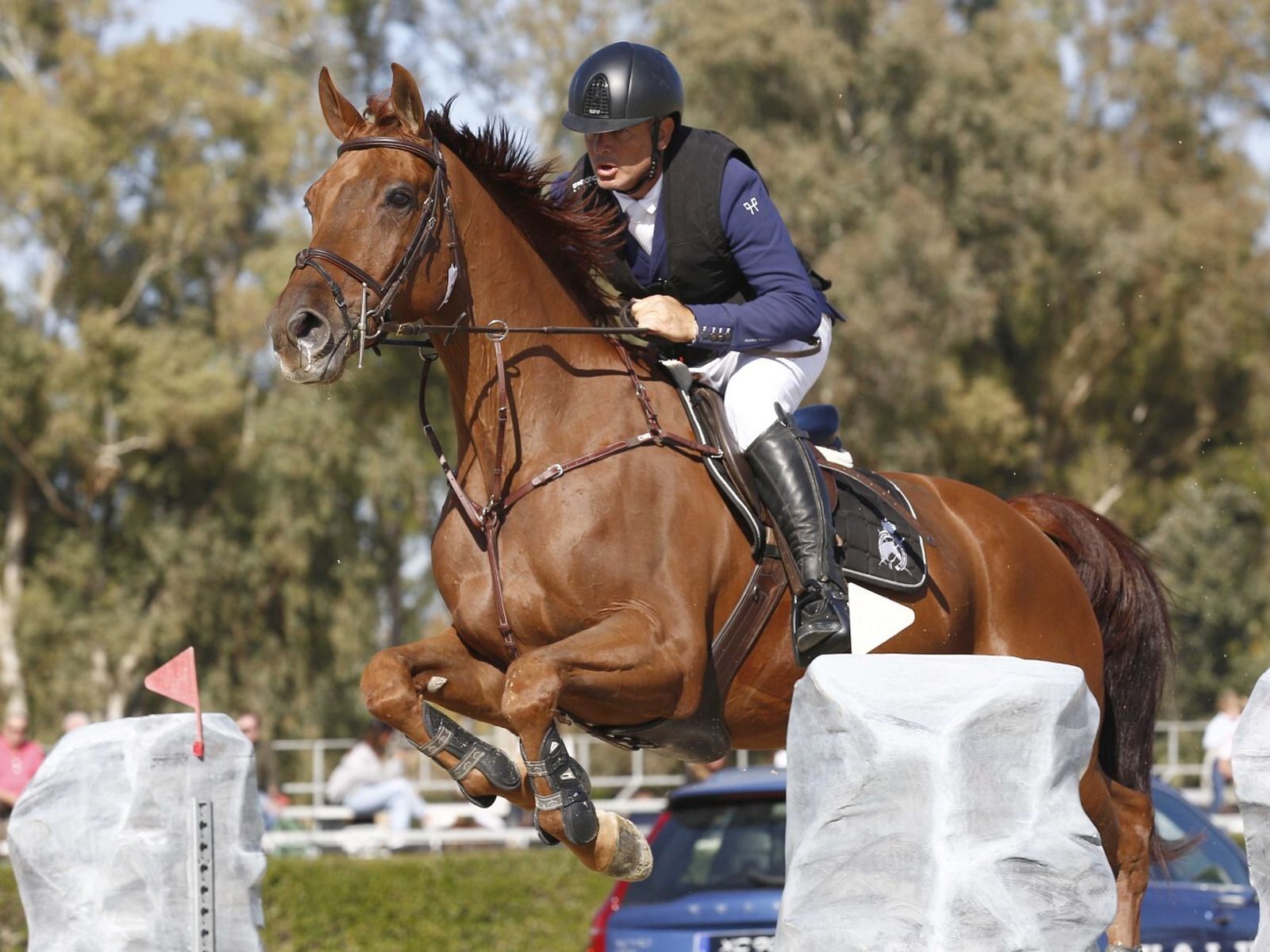 Jesús Rueda, campeón de España 2021, salta un obstáculo.