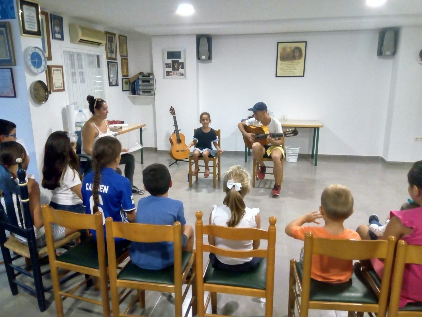 La Asociación Cultural Amparo Correa desarrolla sus clases en la barriada de Pérez Cubillas.