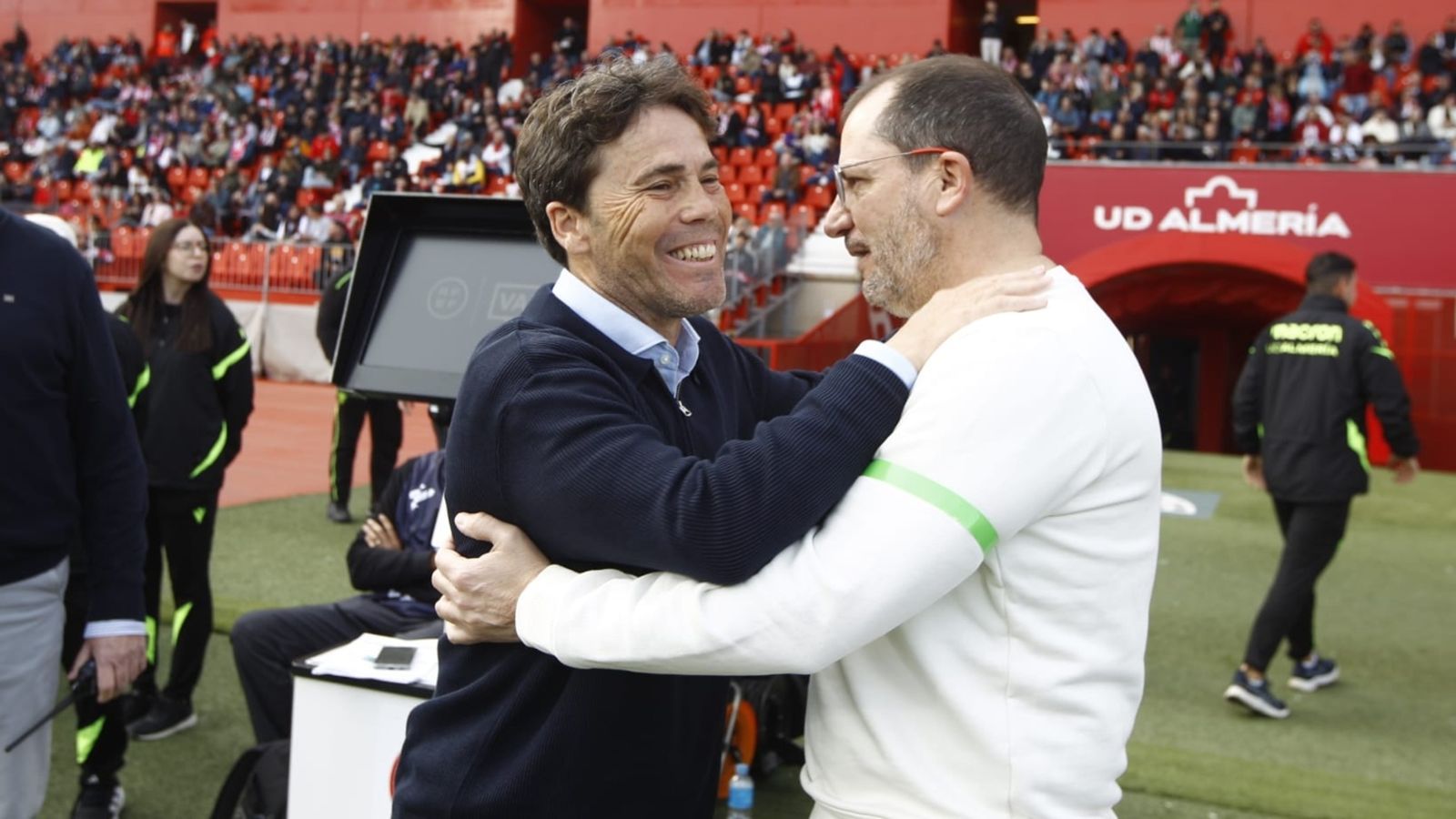 Saludo entre Joan Francesc Ferrer Sicilia 'Rubi' y José Juan Romero antes del inicio de las hostilidades.