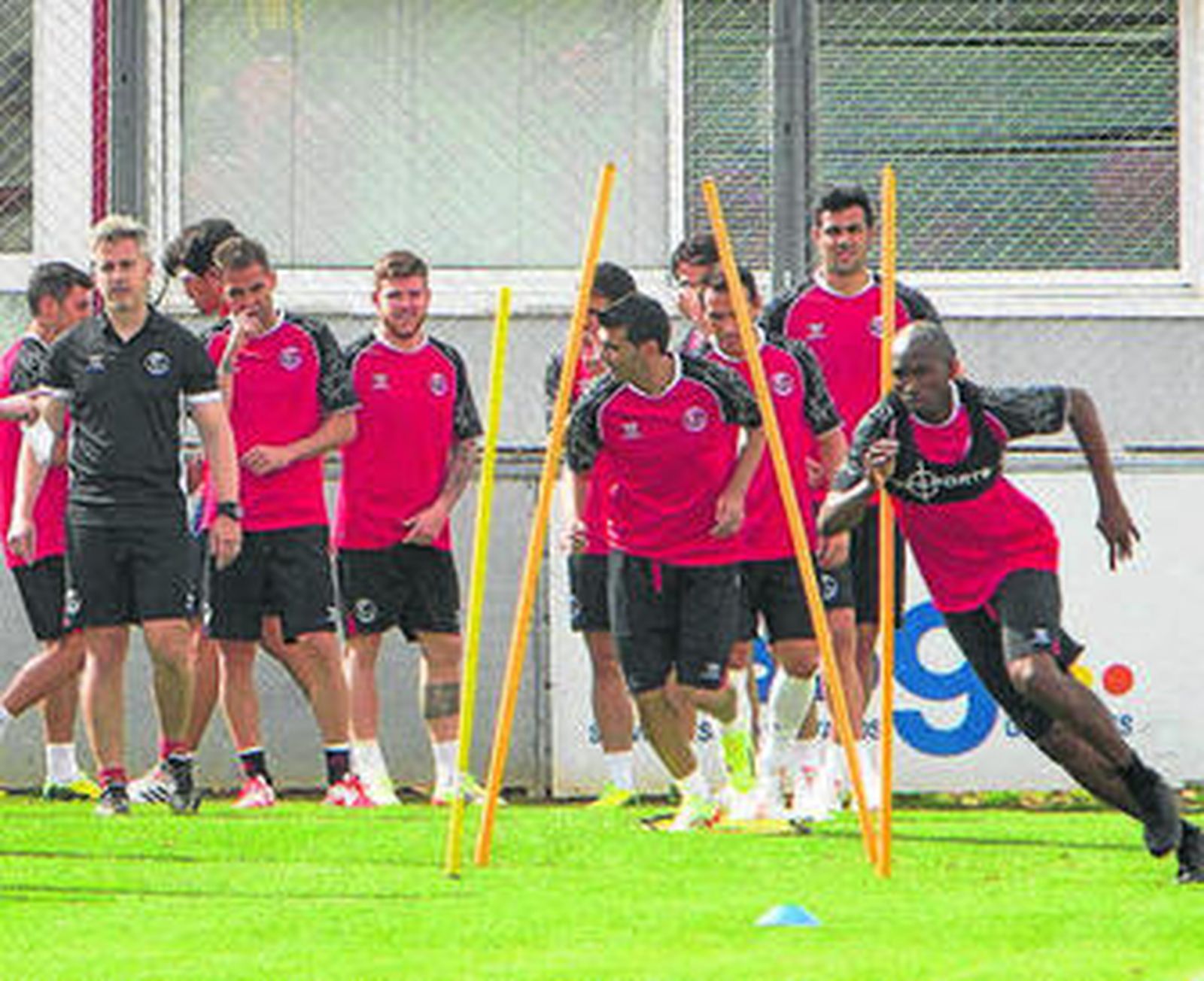 Los jugadores del Sevilla realizan lúdicos ejercicios de calentamiento en la sesión previa.