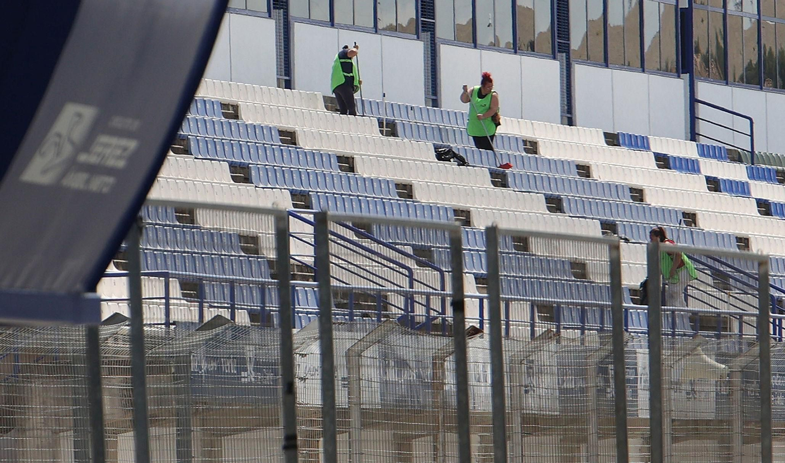 Limpiadoras en las gradas del circuito de Jerez durante el Mundial de Motociclismo celebrado a finales de abril.