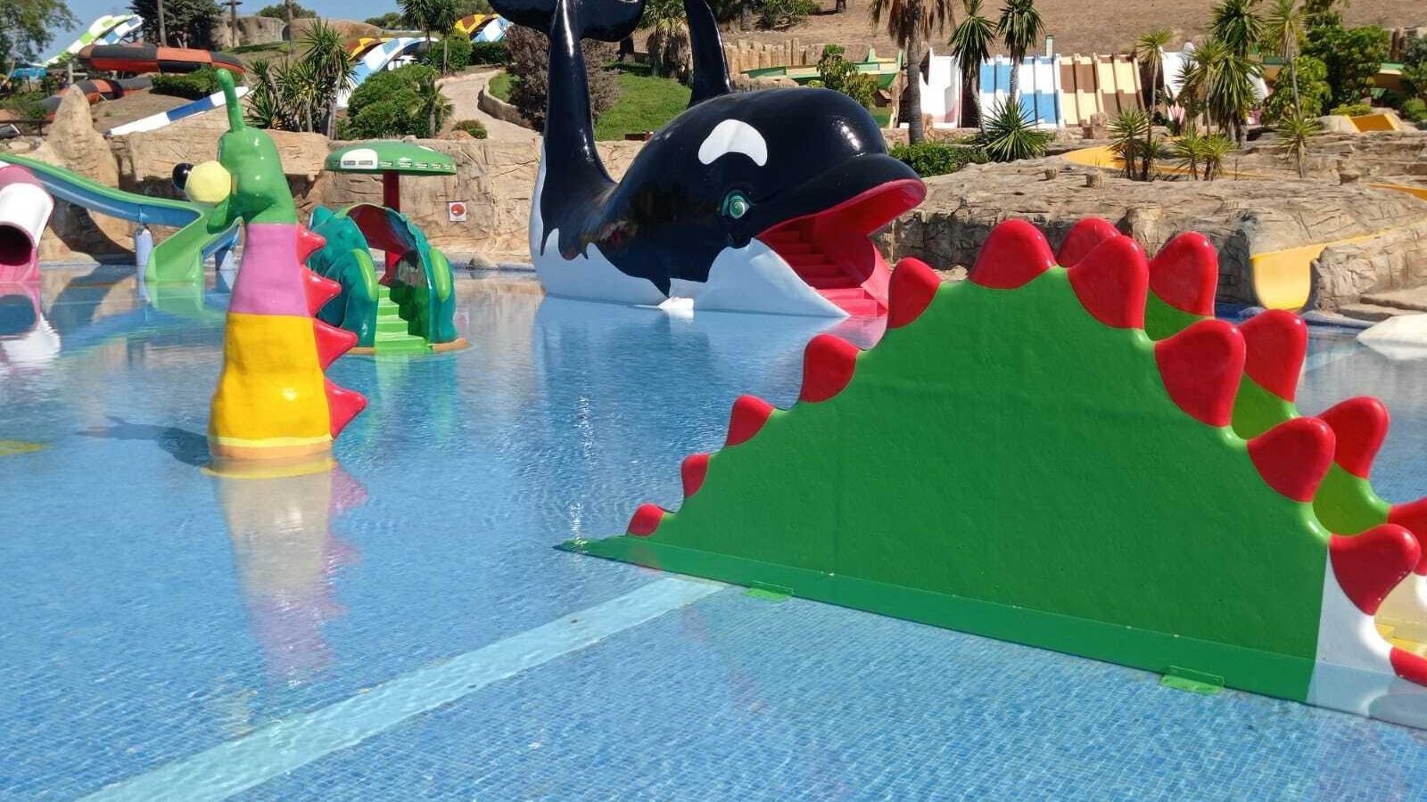 Cuenta con público de todas las edades en un parque que dispone de seis atracciones, piscina de olas y dos zonas habilitadas para los más pequeños