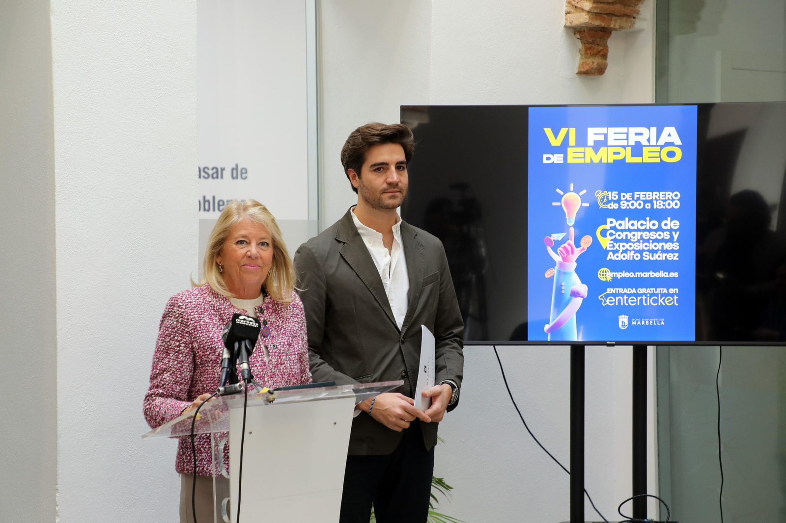 La alcaldesa, Ángeles Muñoz, y el asesor de Empleo, Alejandro Freijo.