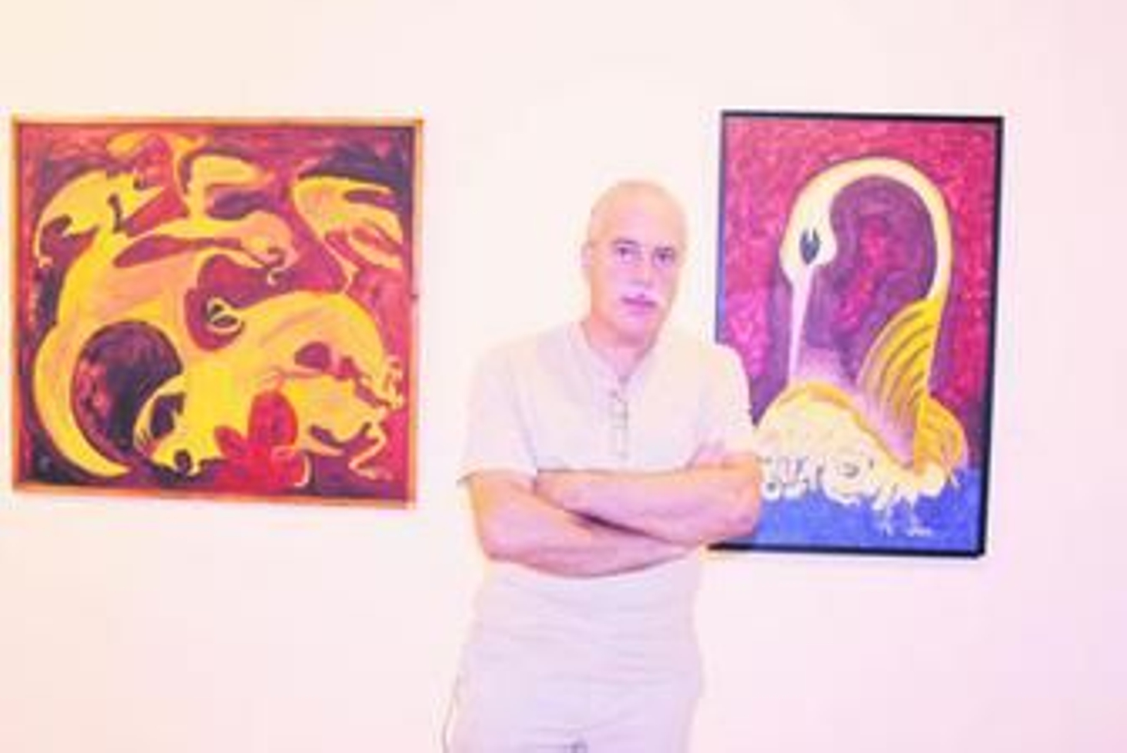 El artista Luis Fernando de la Calle junto a dos de sus obras.