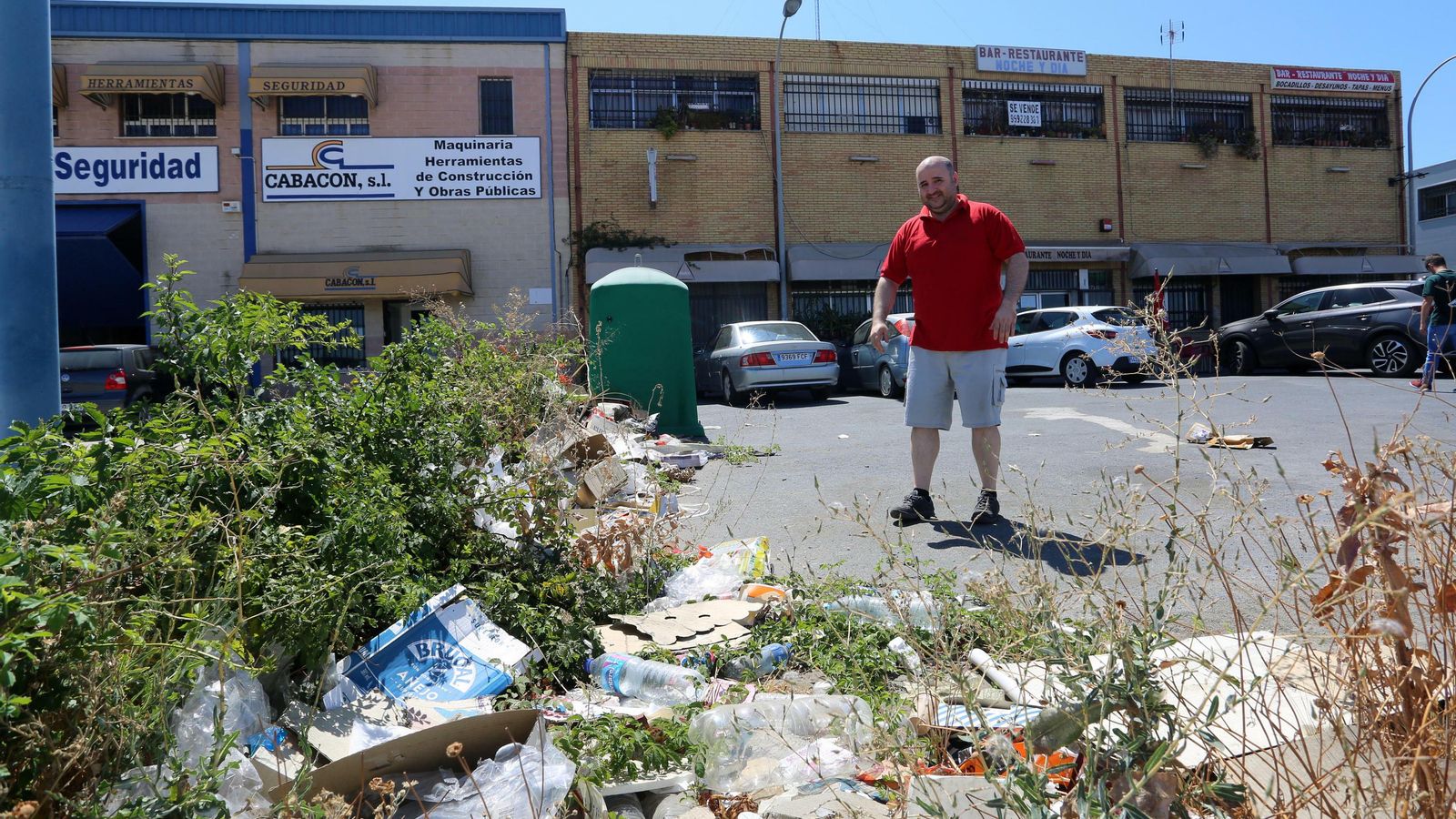 Un trabajador del restaurante 'Noche y Día' enseña los residuos amontonados en la calle.