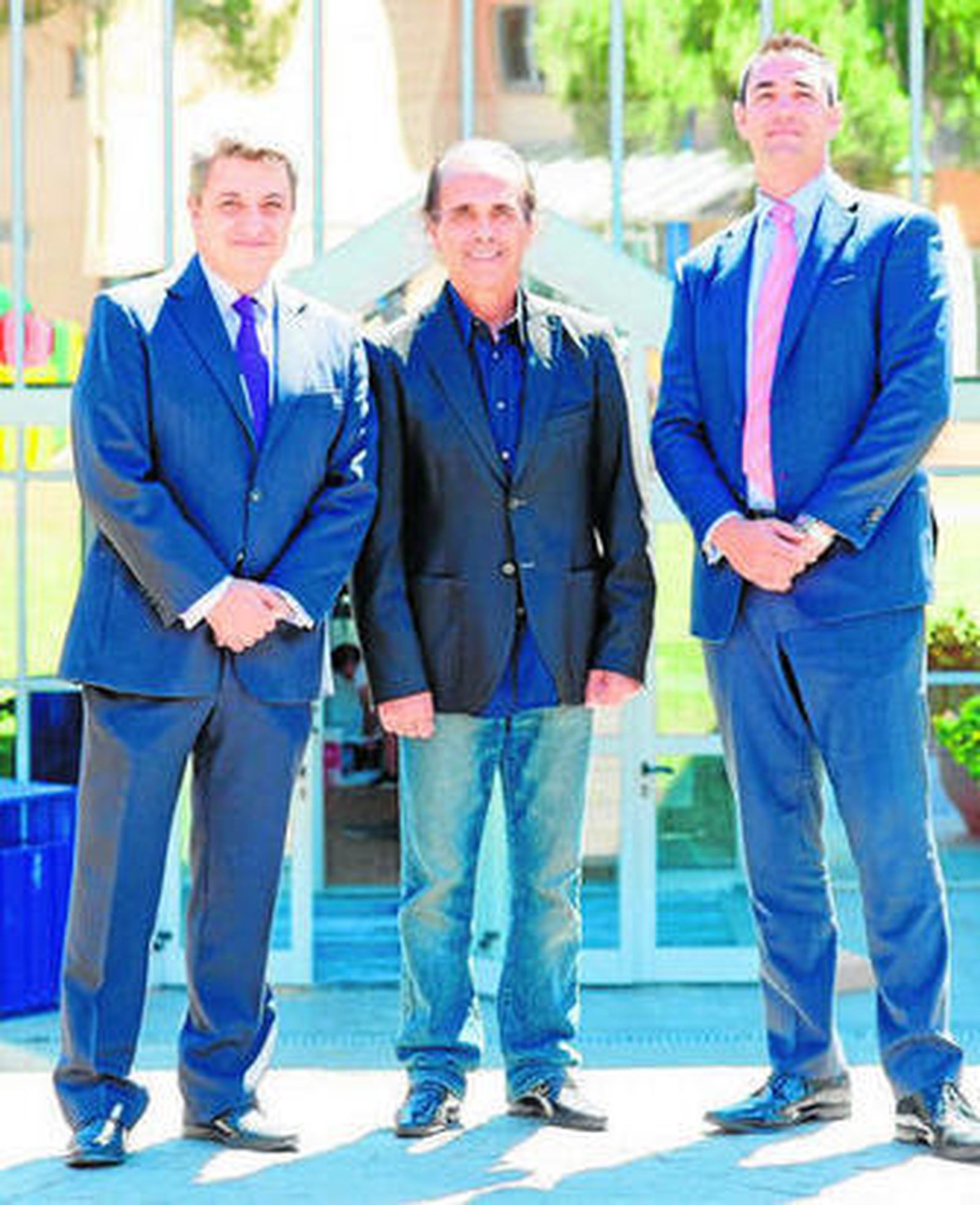 Imagen de Pepe de Lucía, en medio, tras firmar el acuerdo.