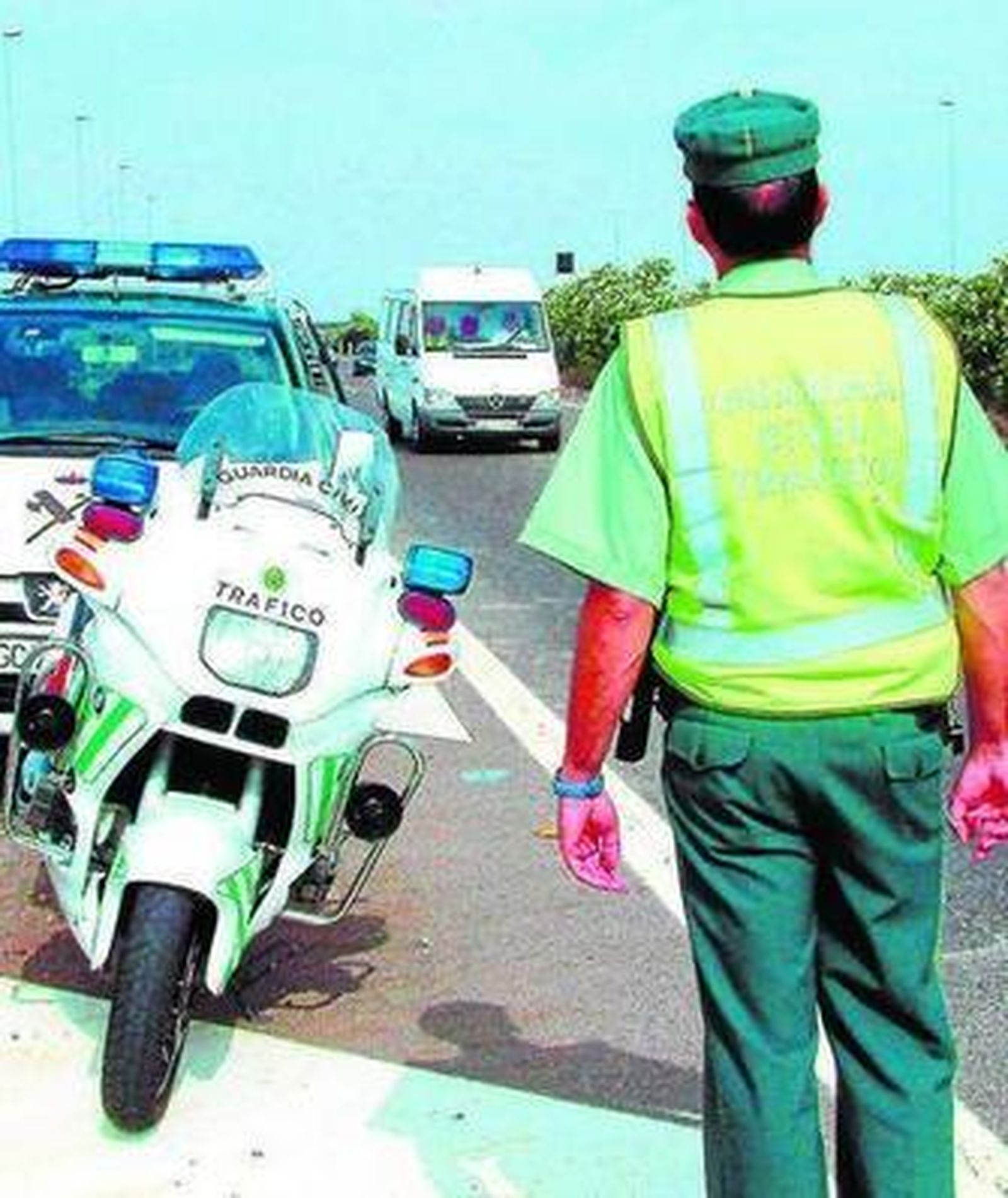 Un agente de la Guardia Civil, durante un control.