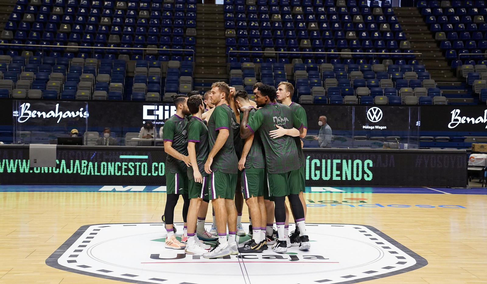 La plantilla del Unicaja, antes de un partido en el Carpena.