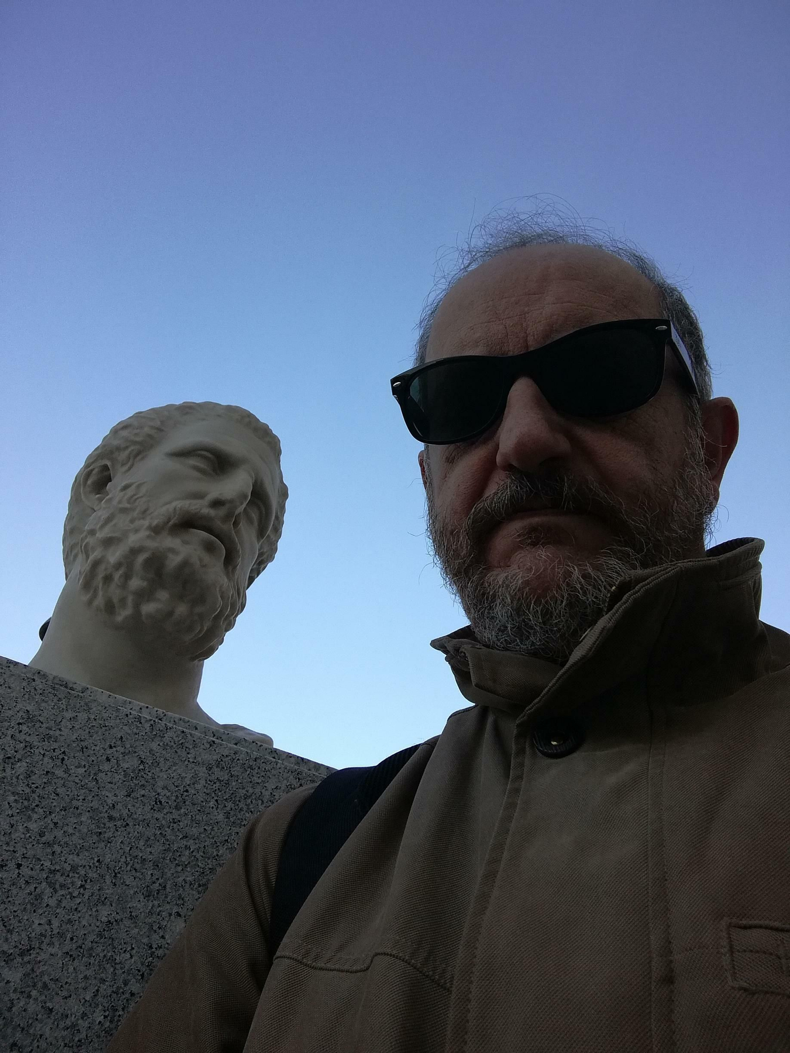 Con Hipocrates en la Facultad de Medicina.