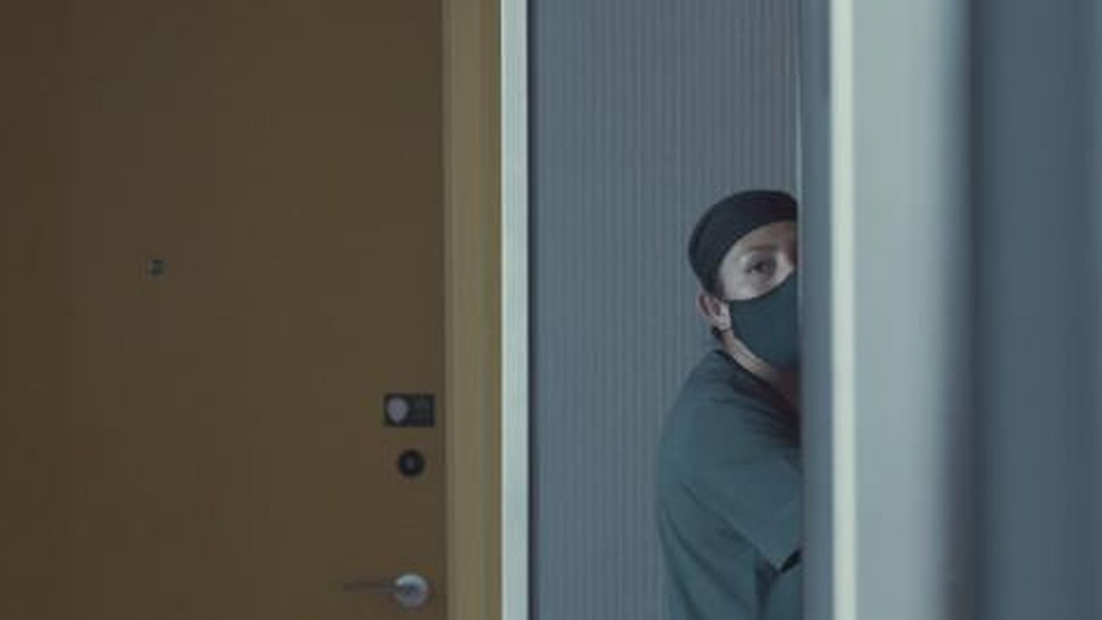 Miradas de los empleados del hotel a la llegada de Miguel Bosé.