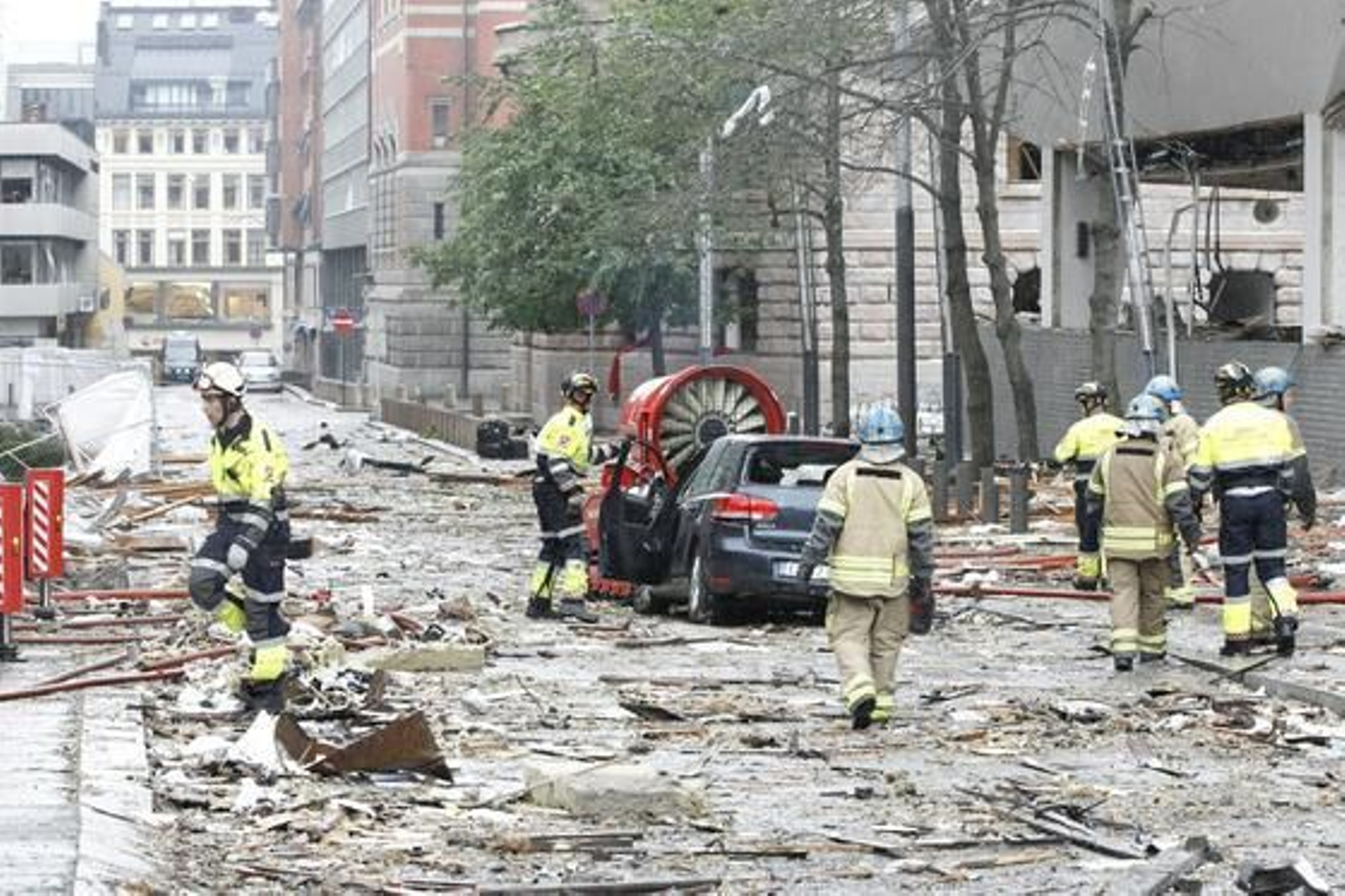 Dos ataques sacuden la capital noruega, el primero con un coche bomba en el centro de la ciudad y el segundo en un campamento juvenil.

Foto: EFE