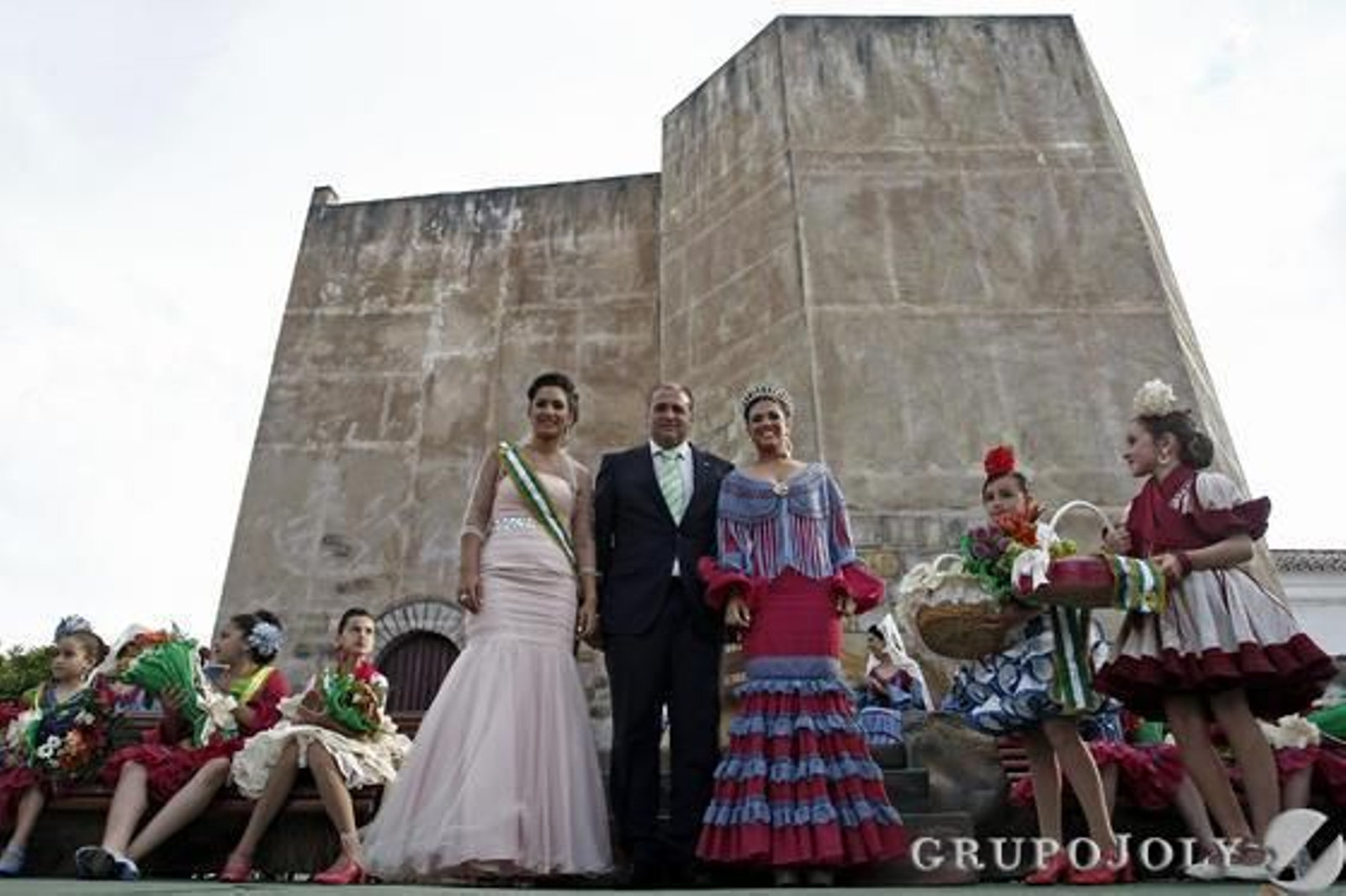 Las autoridades locales coronan a las reinas infantil y juvenil, María Jiménez y Marta Cabello

Foto: Erasmo Fenoy